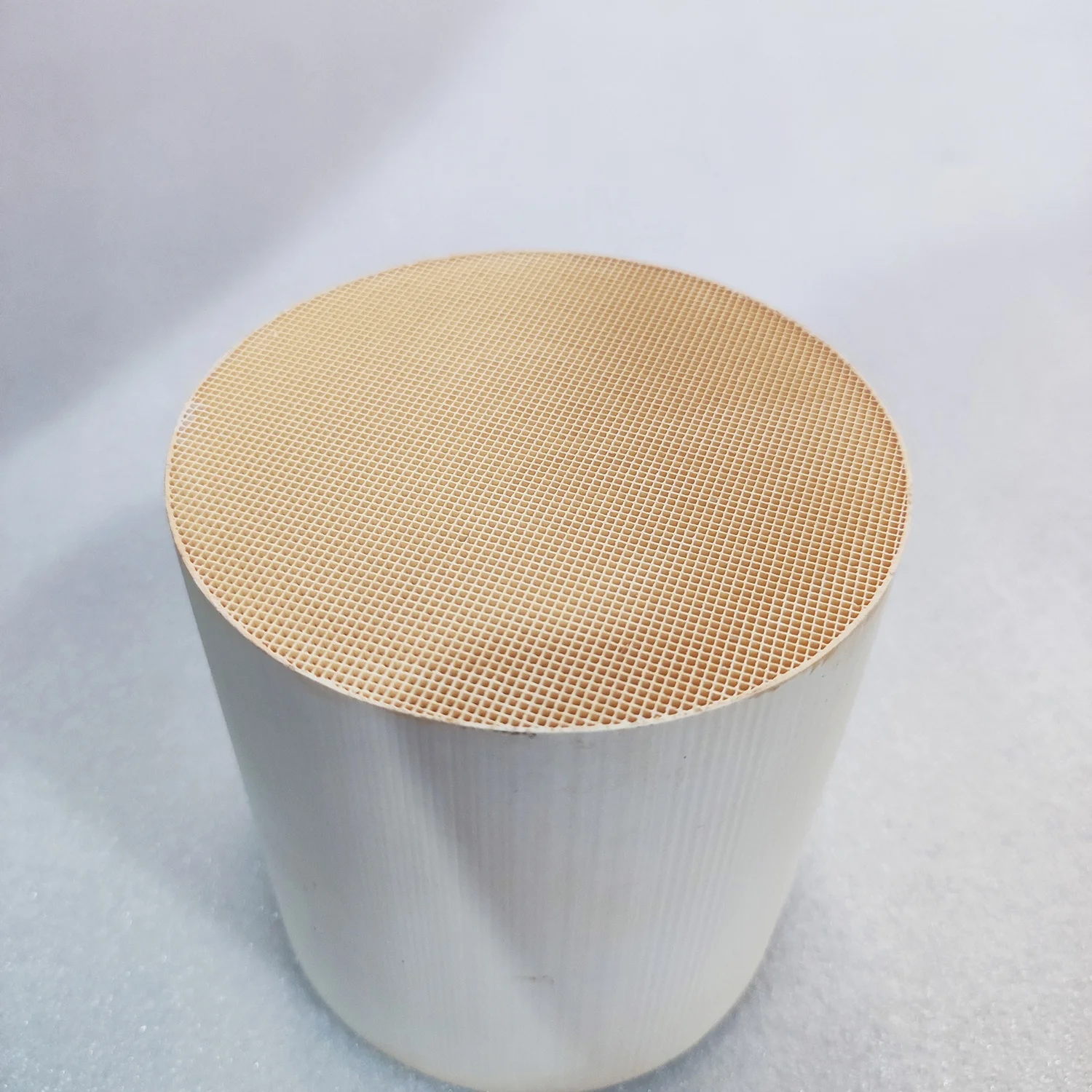 Factory Customized Honeycomb Ceramic Monolith Catalyst Universal Automotive Exhaust Catalytic Converter Wholesale