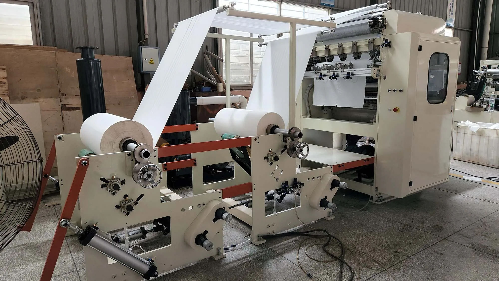 Сложенная машина для бумажных полотенец и салфеток для лица