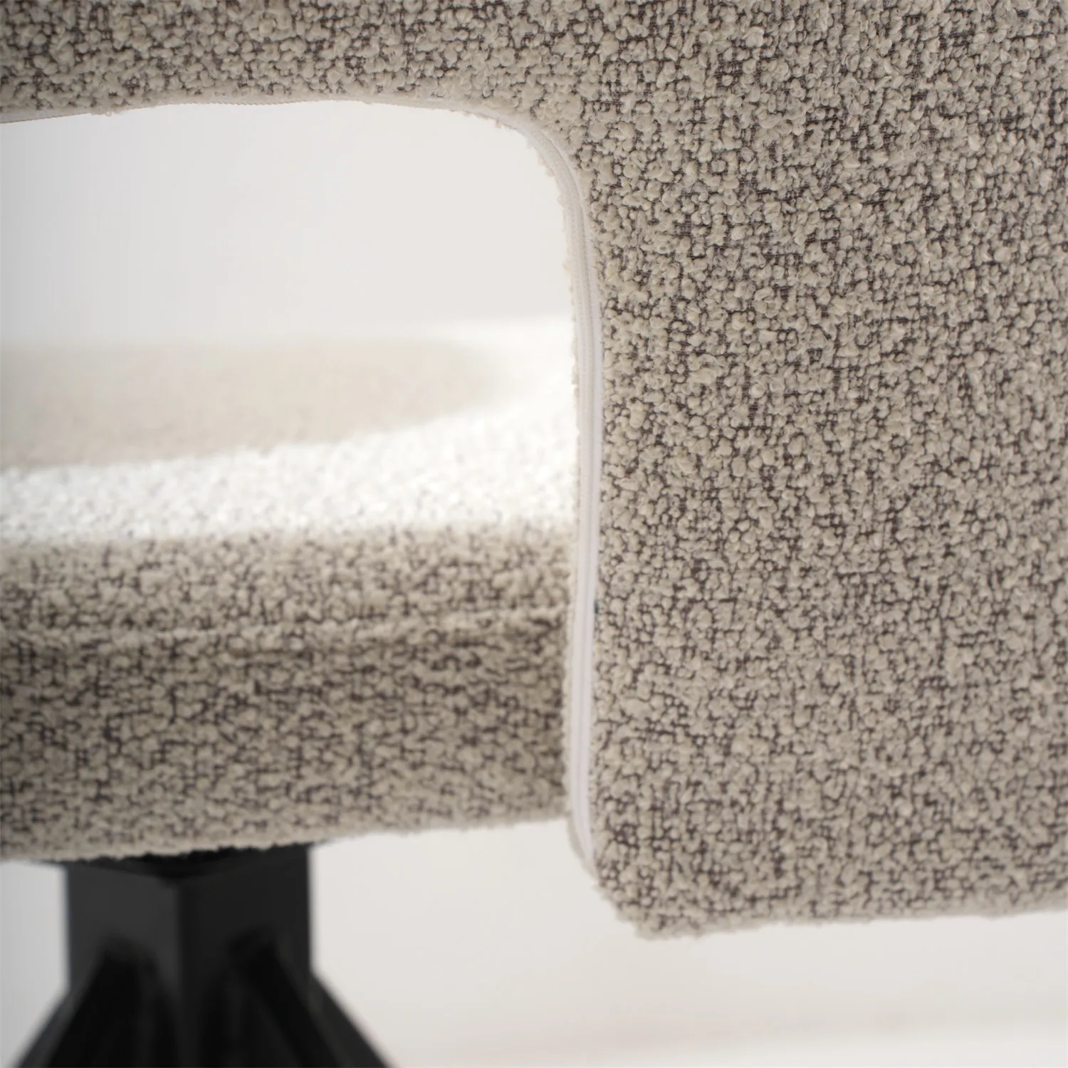 Wholesale Bazhou Factory Furniture Comfortable Upholstered Fabric White Lamb Wool Boucle Swivel Rotating Dining Chair