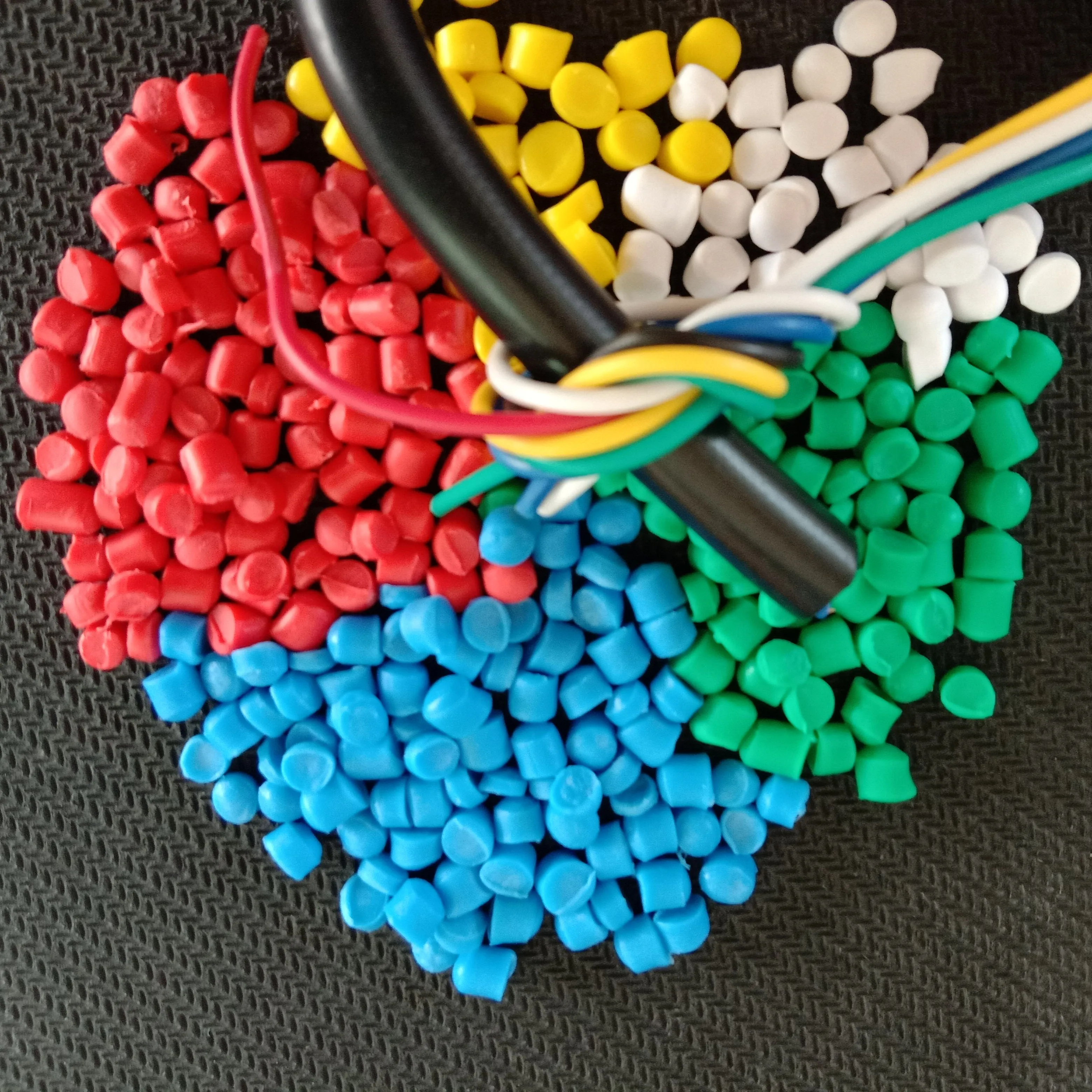 Горячая Распродажа, цветной маточный концентрат, пластиковые гранулы, цветной маточный концентрат для инъекций