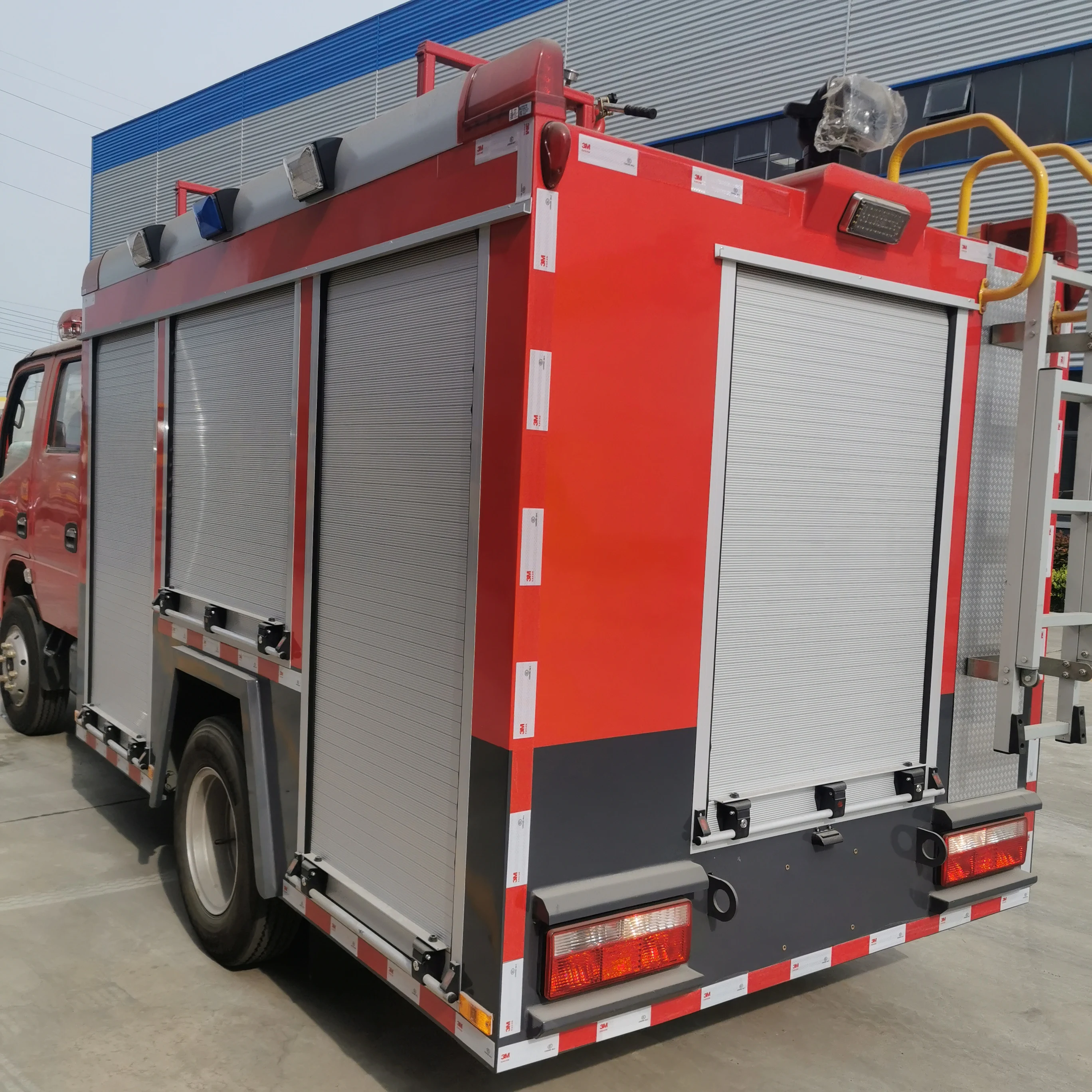 Dongfeng 4*2 Mul-tifunction Fire Truck with Sprinkler Water Tender Vehicle