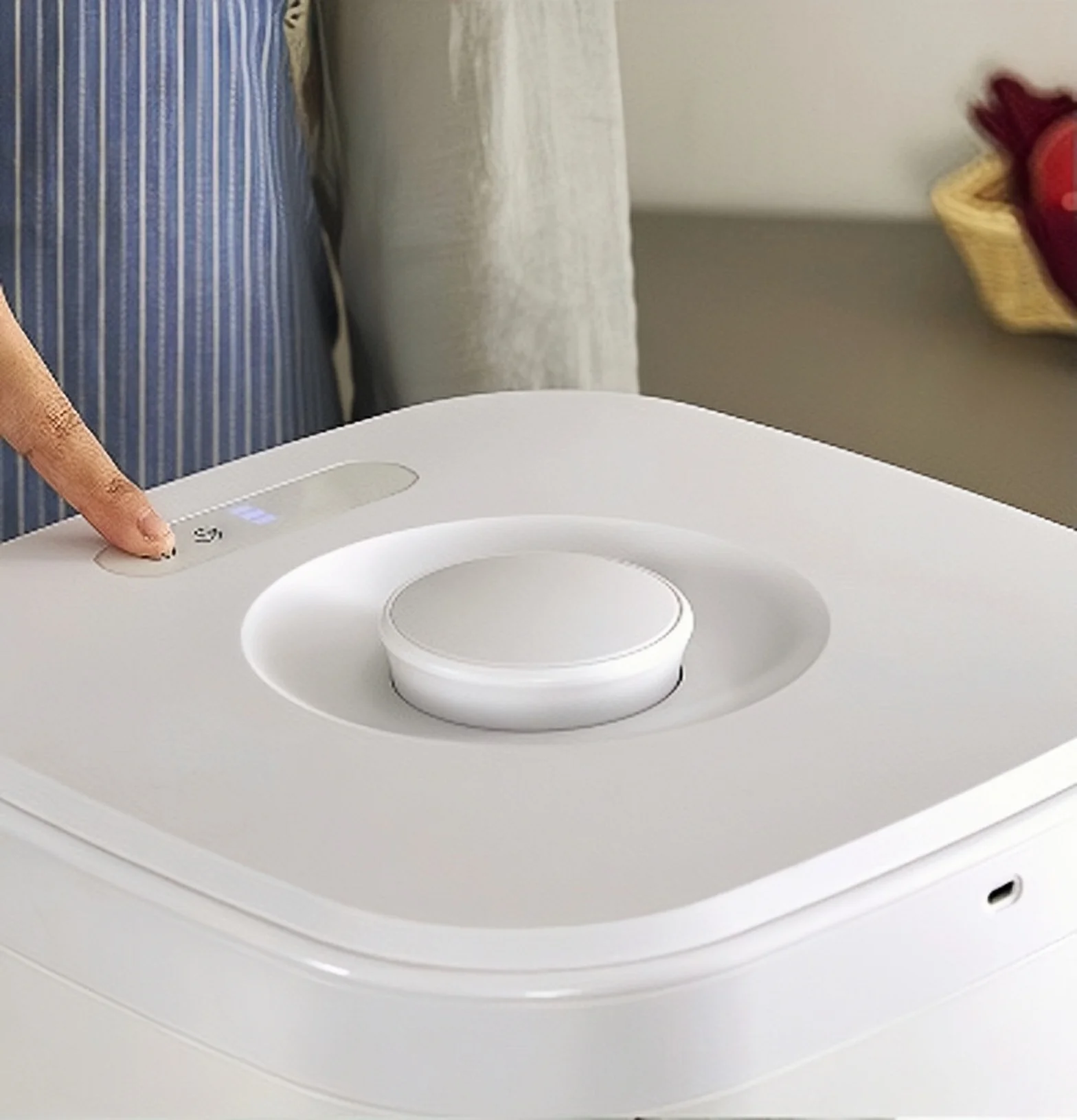 Household rice storage box vacuum control anti insect intelligent rice storage bucket