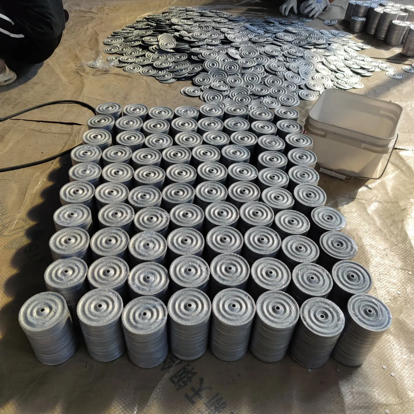 Factory hot Sale Roofing Accessories Metal Plates Fasteners Are Made Of Aluminum Insulation Plates Roofing Screws Seam Plates