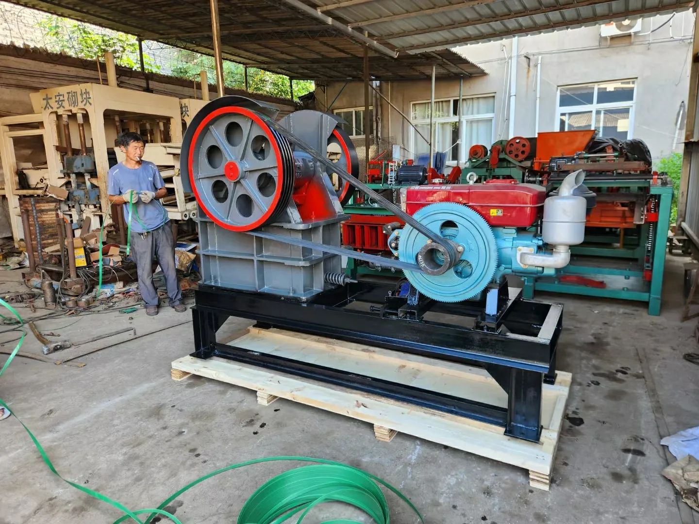 Машина для производства золотой руды дизельная Щековая гусеничная портативная каменная дробилка