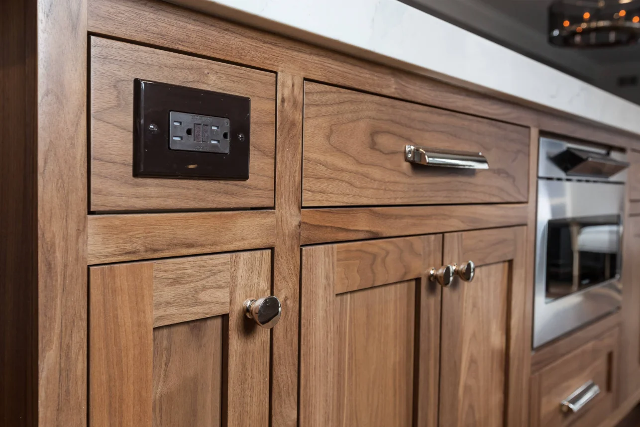 Светло-серый шейкер из массива дерева кухонный шкаф с островом