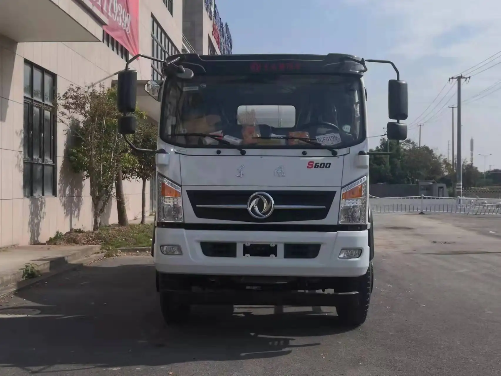 6 Cubic Meter Portable Concrete Mixer Truck For Sale With Self Loading System And Cement Transport Capacity