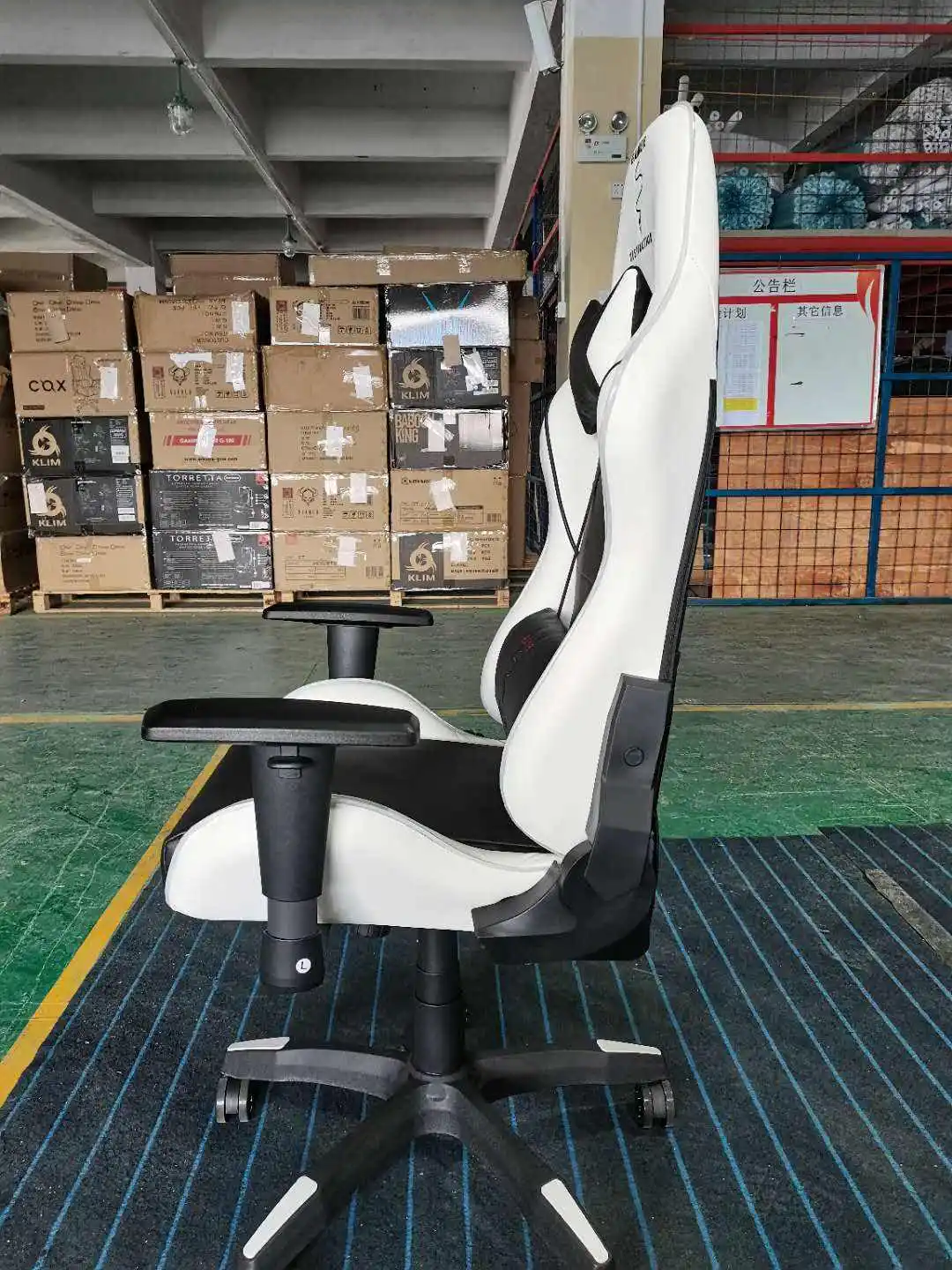 Adjustable Ergonomic Gaming Chair East Seat White And Black Gaming Chair PU Leather Racing Chair