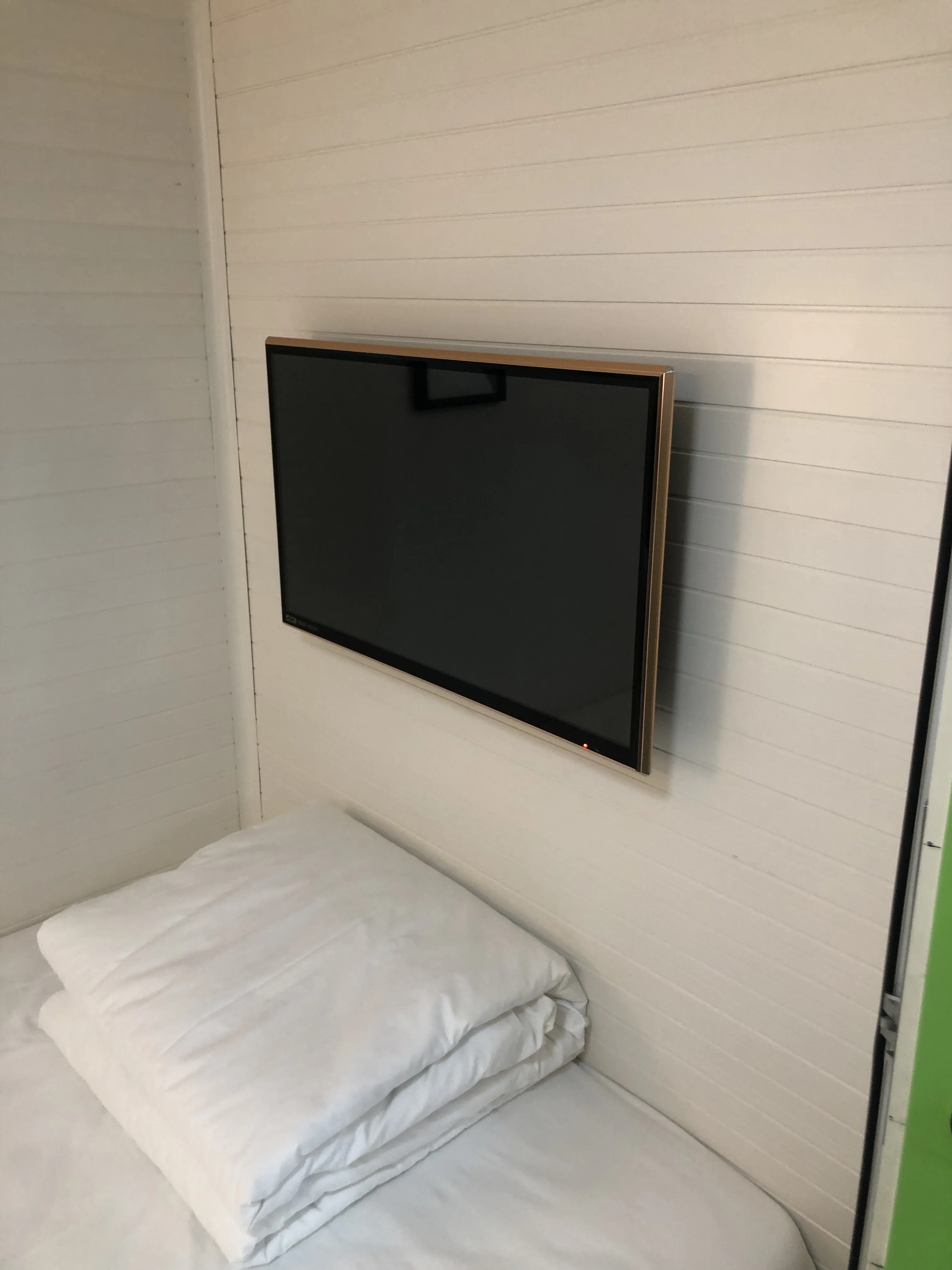 WIMI Factory Supply Wooden Aluminum Space Saving Japan Capsule Hotel Beds Room Hotel Sleeping Pods