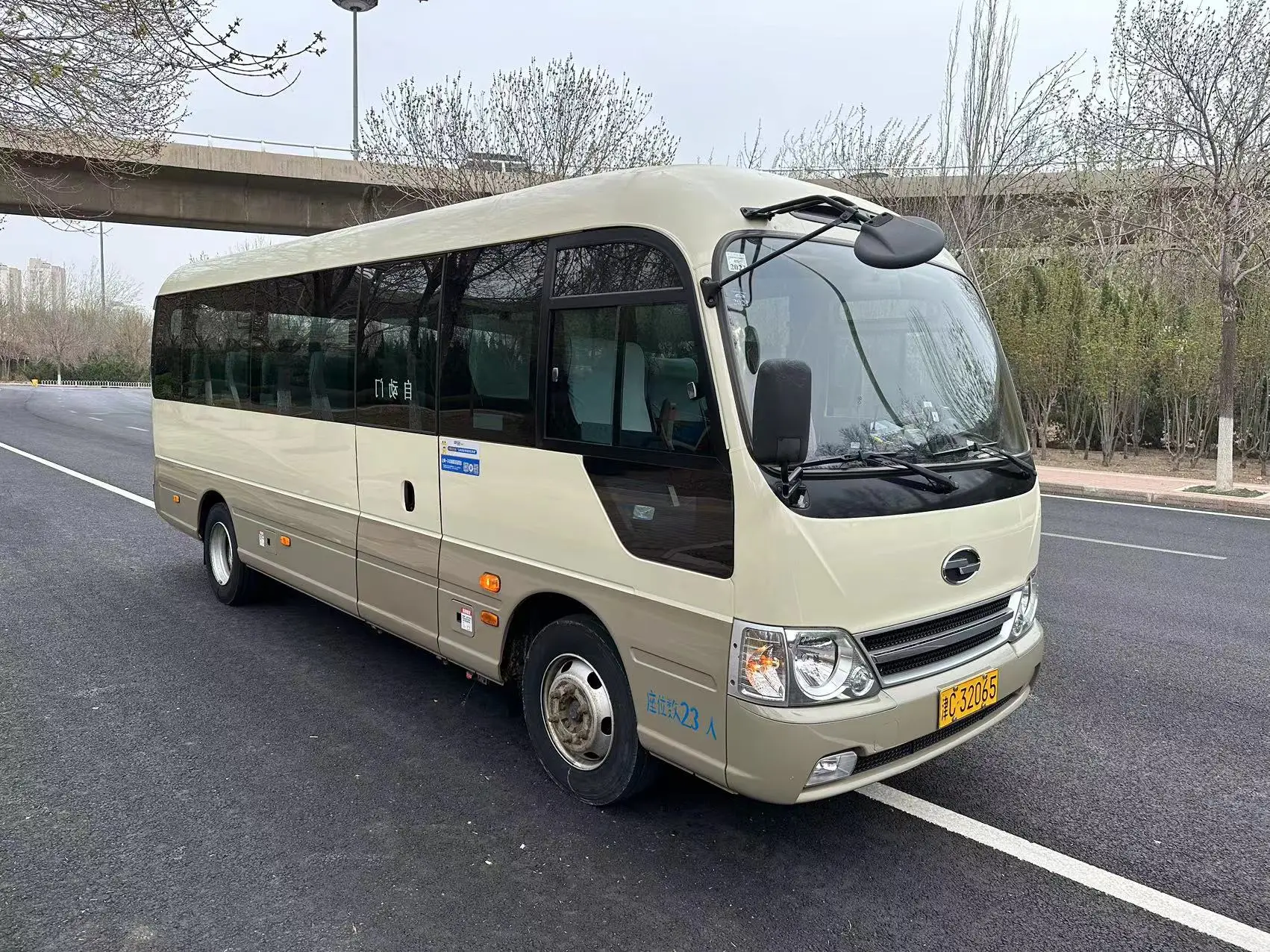 23-Seater Luxury Minibus Used Coach Bus with 4L Engine Manual Transmission Euro 4 Emission Standard for Sale