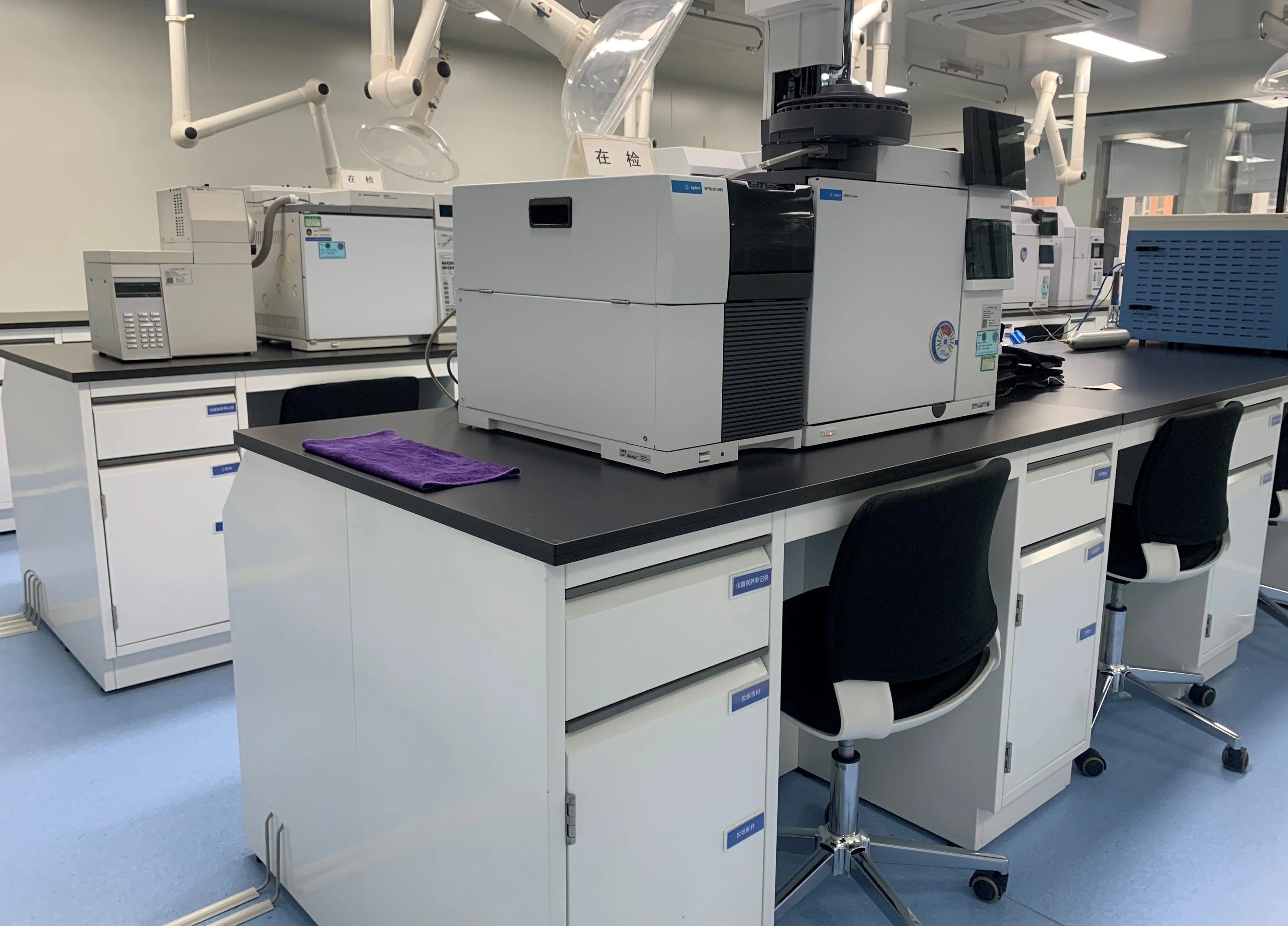 University lab Biochemistry tables laboratory equipment desk furniture