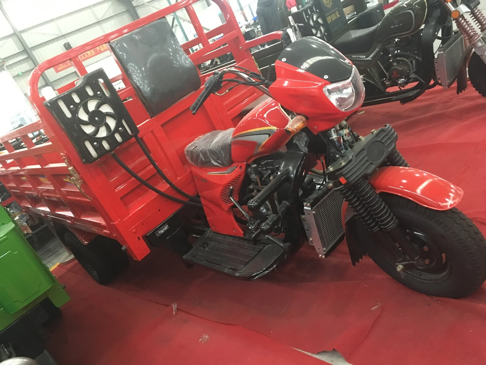 250cc motorized gas powered Van cargo tricycle /three wheel cargo motorcycle for farming