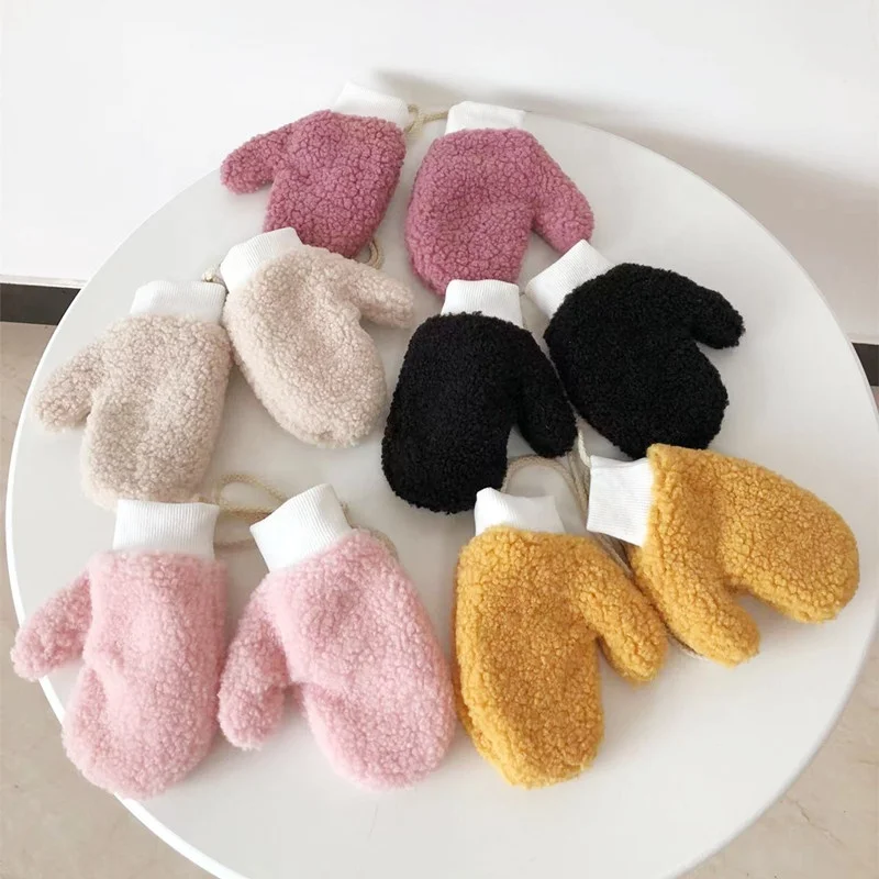 Новые однотонные бархатные детские перчатки, зимние детские теплые перчатки с подвесным воротником, варежки из бархата ягненка