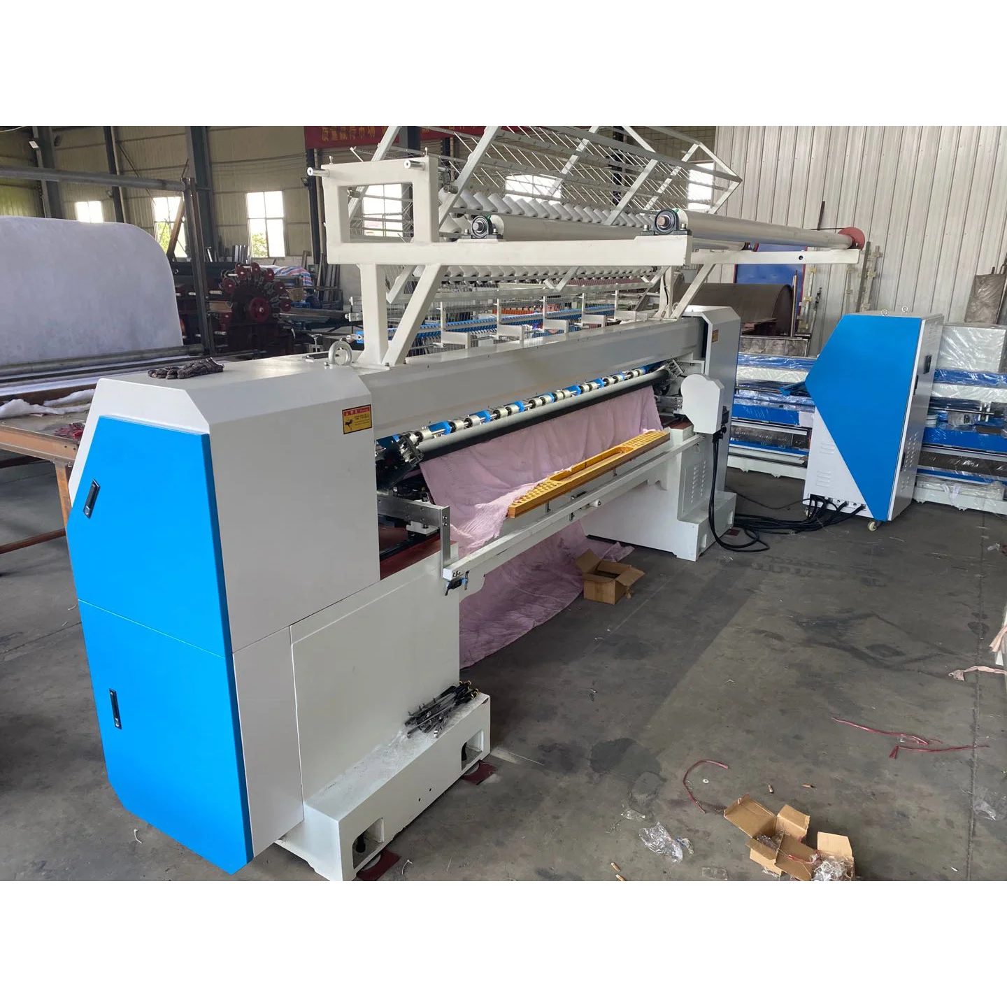 Высокоскоростная автоматическая машина для автоматического наполнения двойных тамбурный шов: Доступное многоигольные стегальные машины для матраса и комплект стеганых одеял