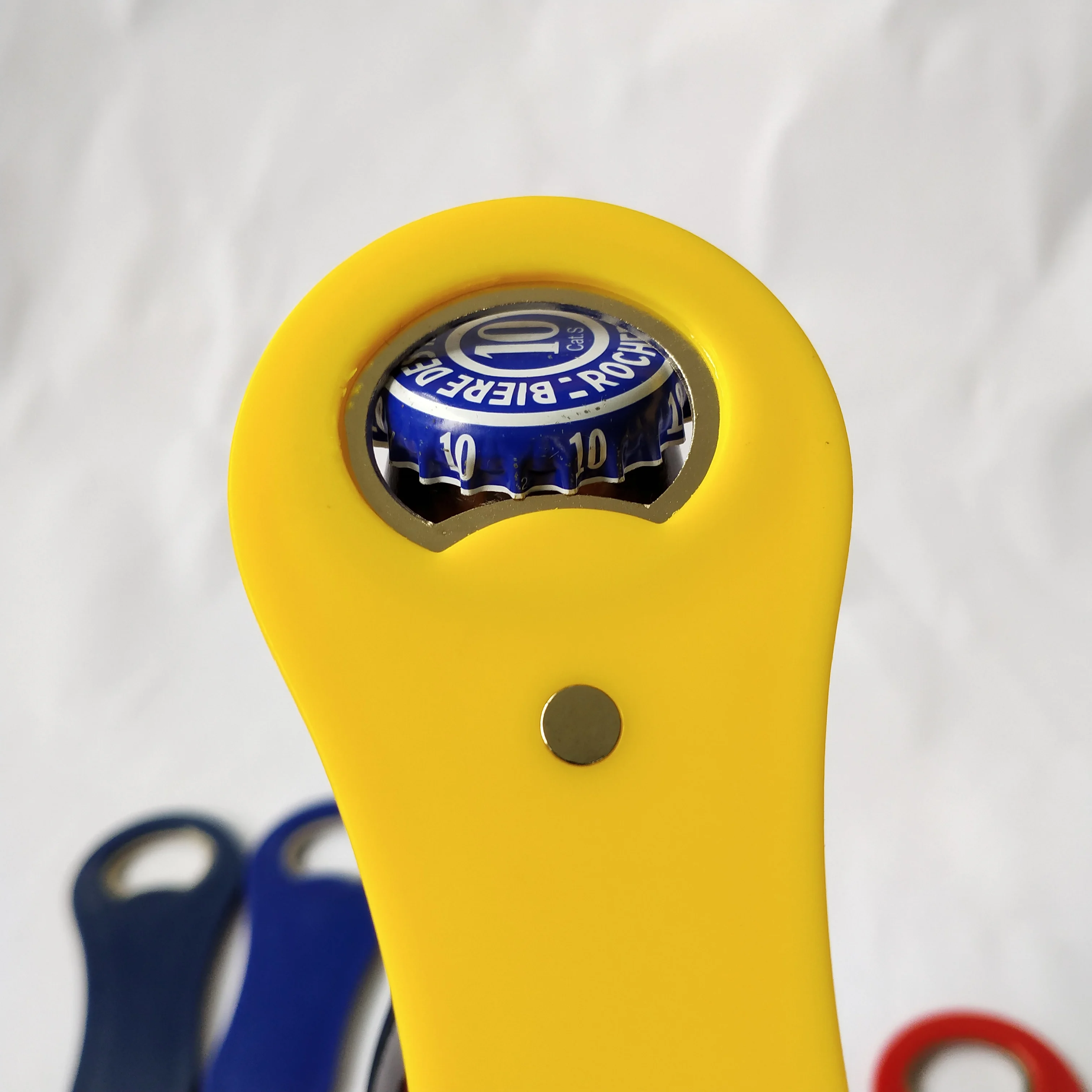 Магнитная овальная пластиковая открывалка для пивных бутылок