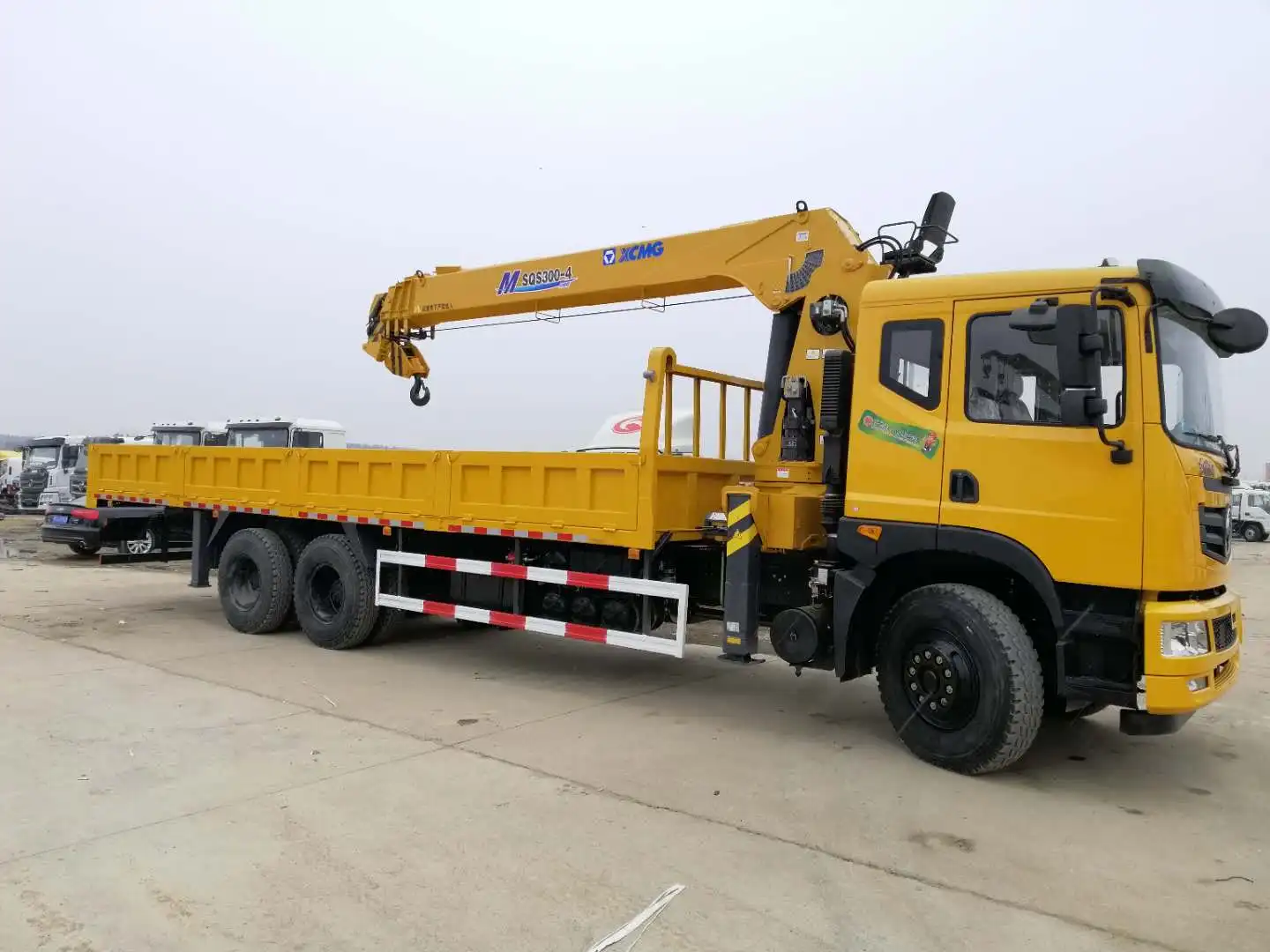 XCMG self loading truck crane mounted SQS300-4 12 ton truck crane for sale