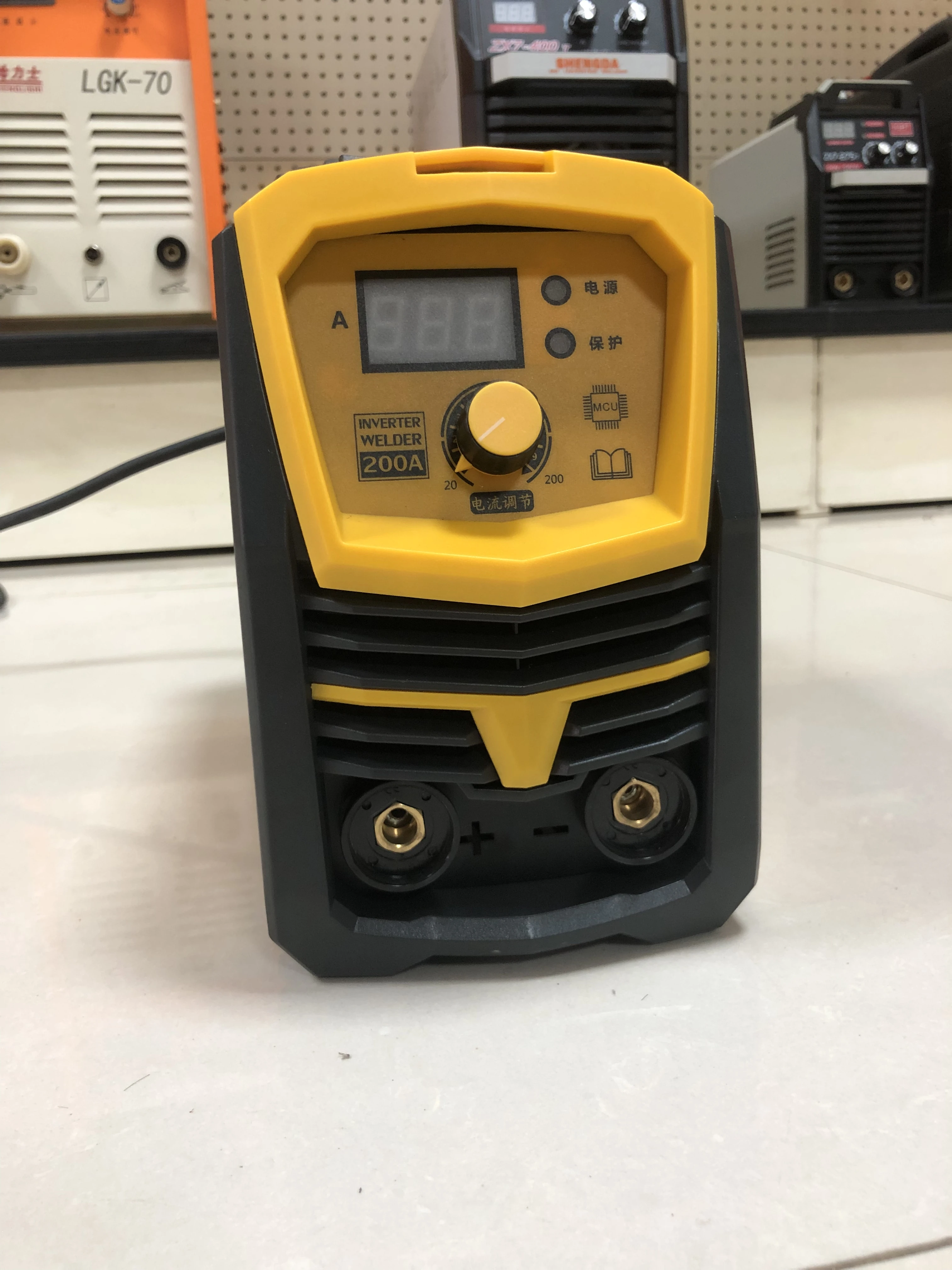 Spot welding machine, portable welding machine, metal pipe welding,