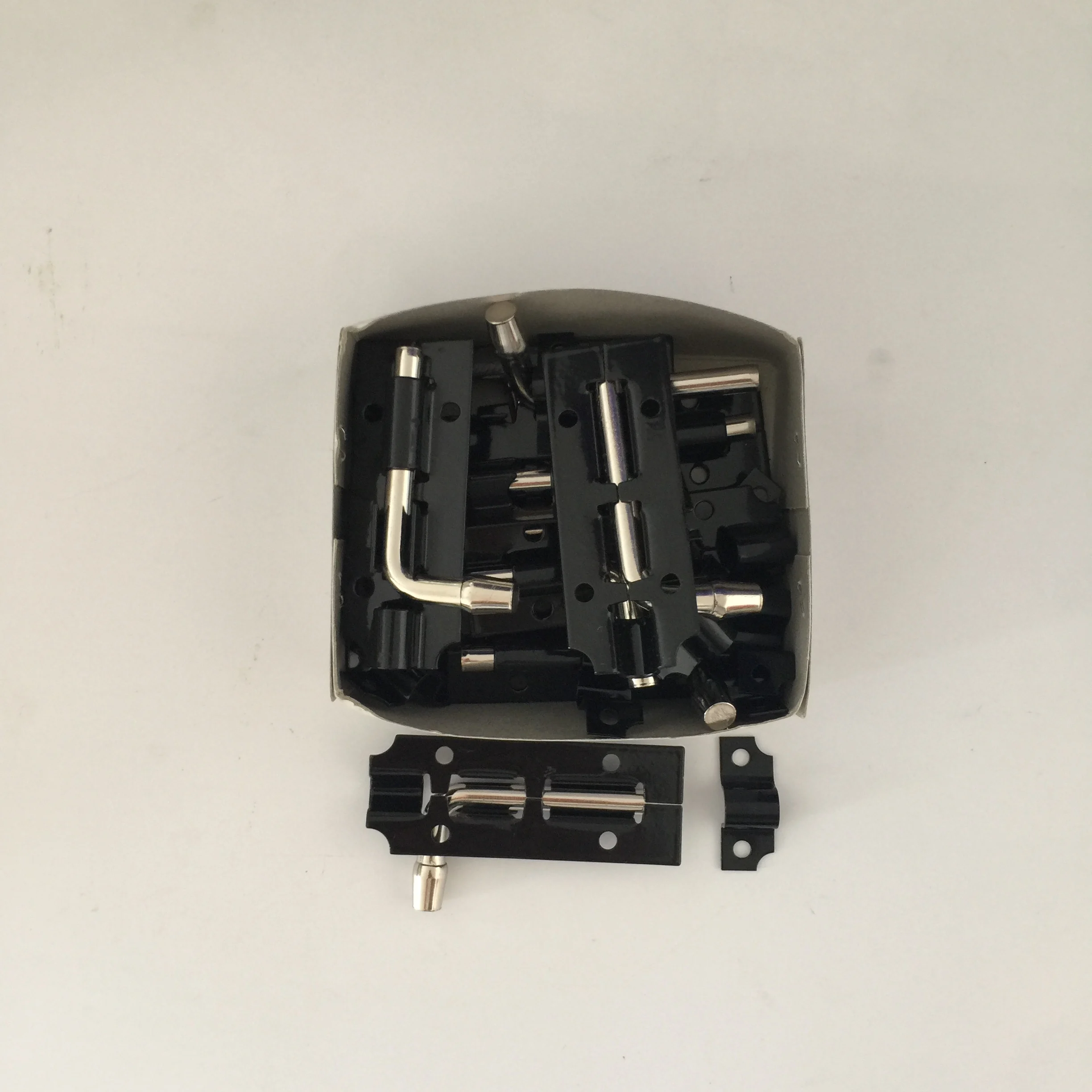 Черная стальная застежка и замок для двери