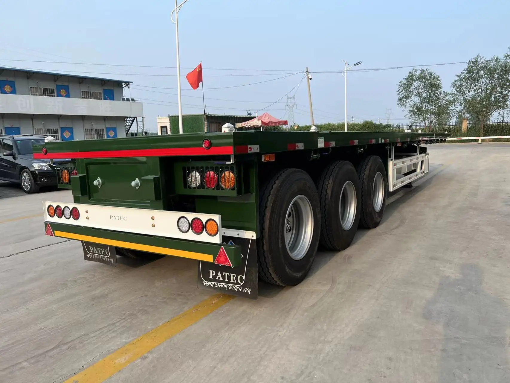 China Brand 3 Axle 40ft Shipping Container Flatbed Semi Trailer For Sale