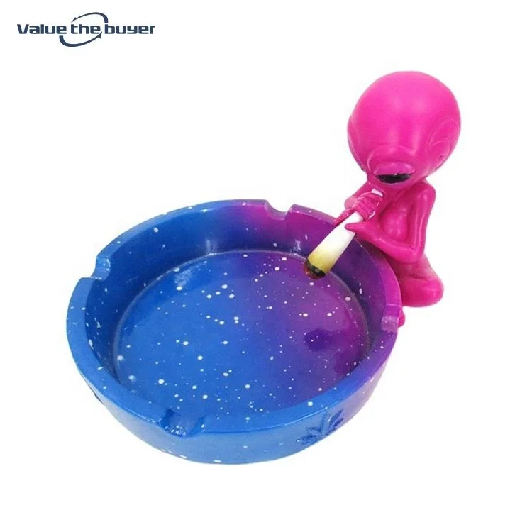 Custom Logo Sky color alien smoking resin shaped ashtray can hold cigarette
