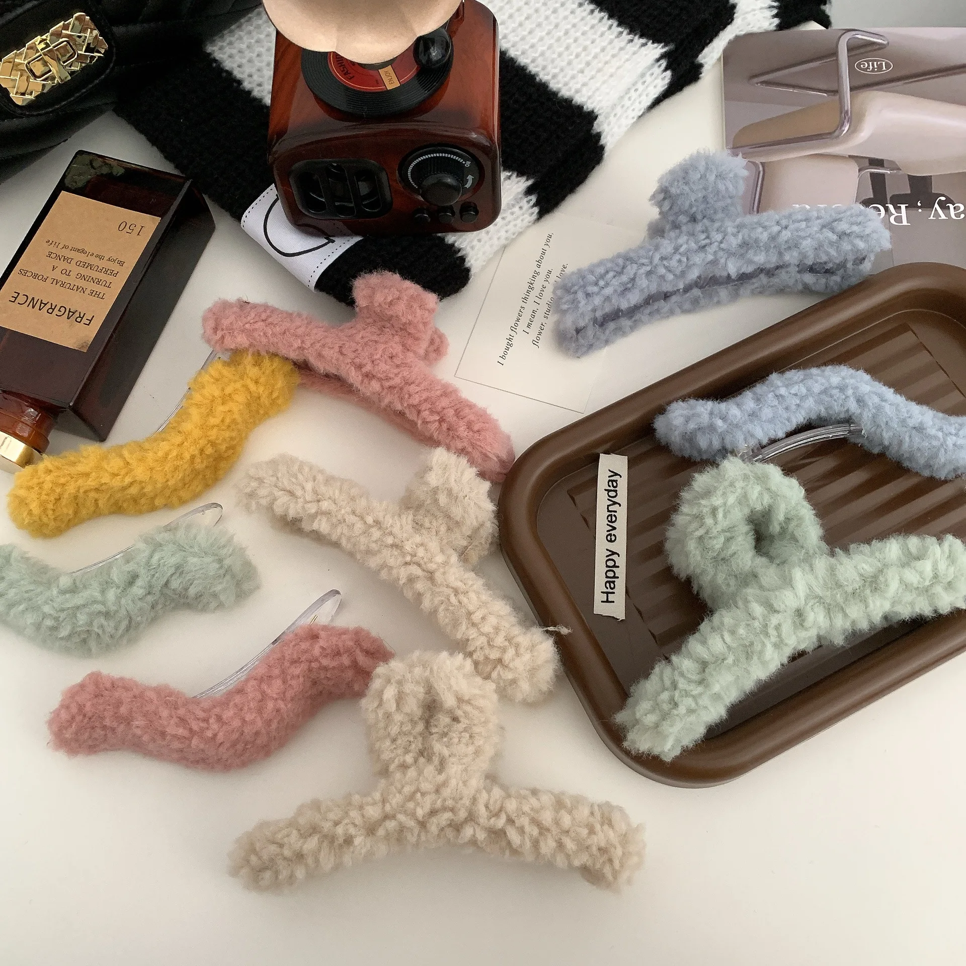 GIRLIZE Korean Women Winter Lambs Wool Faux Fur Fluffy Fuzzy Plush Large Plastic Hair Claw Clip Duckbil Clip For Thick Hair 13cm