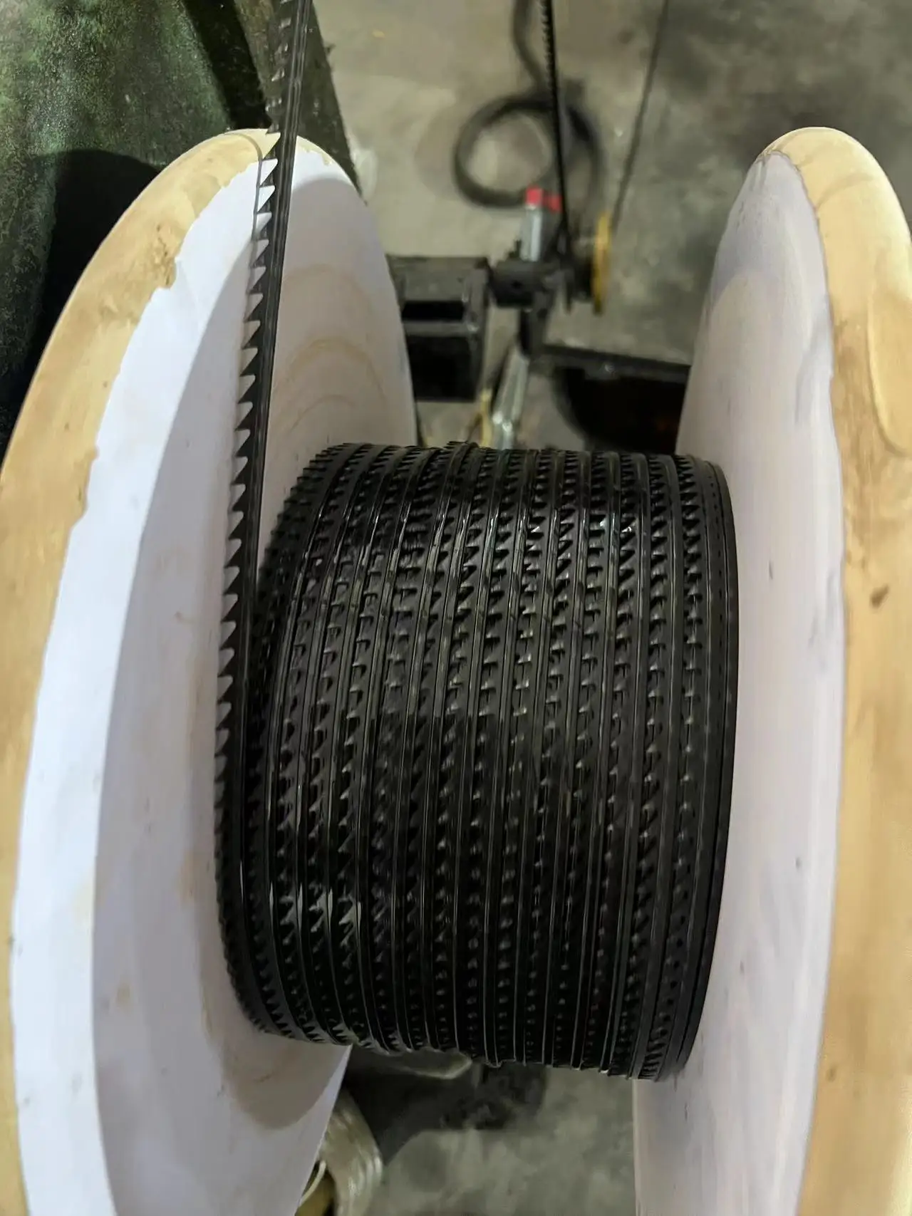 Textile waste recycling machine in spinning mill tears and opens yarn clothing recycle cotton recycling line flexible metal wire