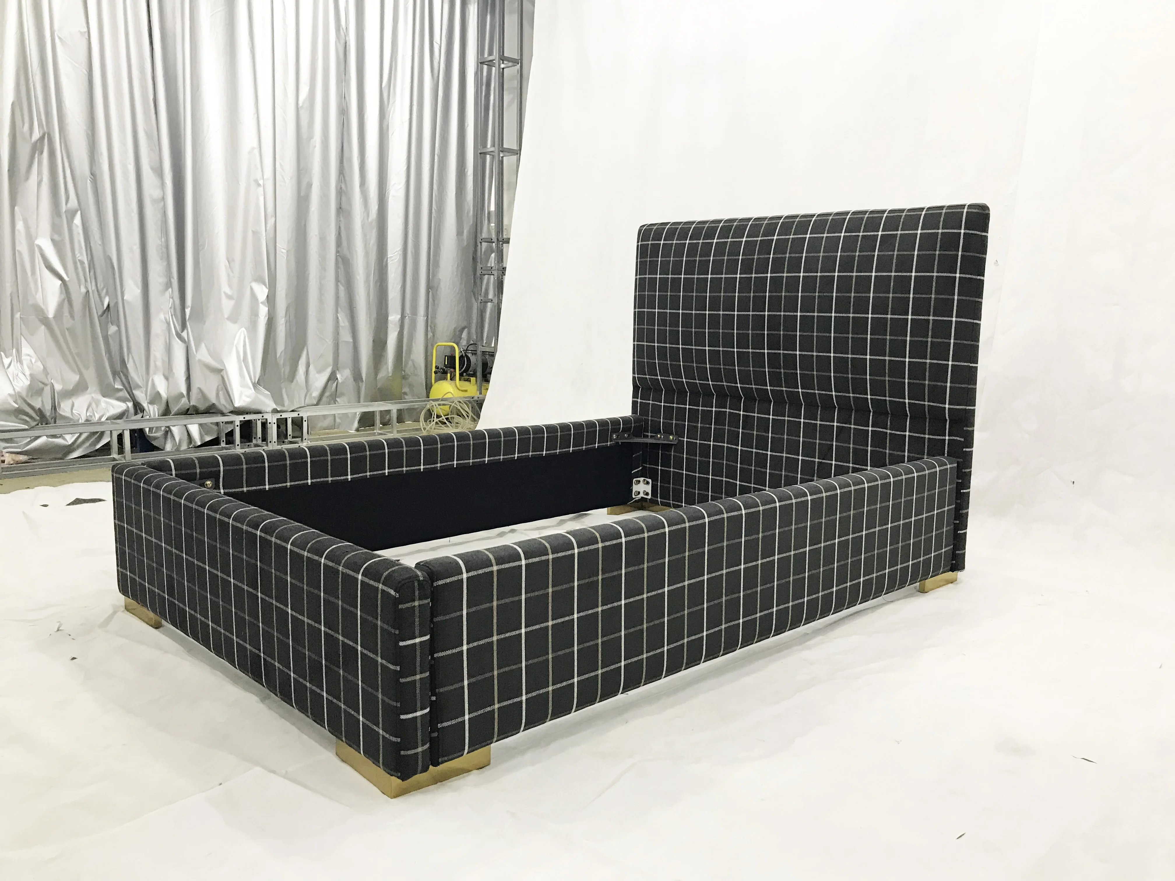 Italian Luxury Furniture Stylish Bedroom Set Black & White Plaid Bed High Quality King Size Modern Double Bed Fabric Bed