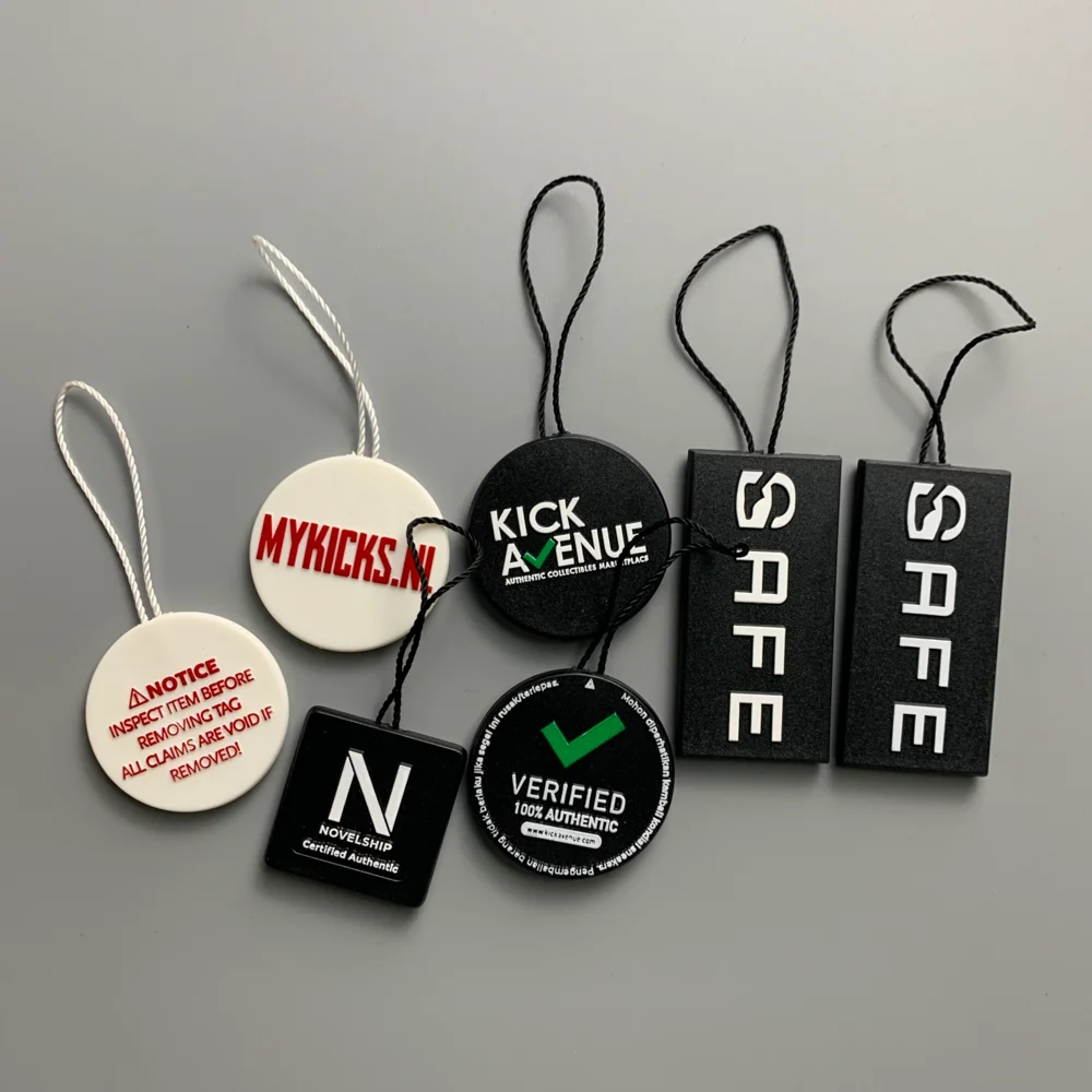 Custom New Design Embossed Logo Luxury Black Garment Plastic Hang Tag String for Clothing
