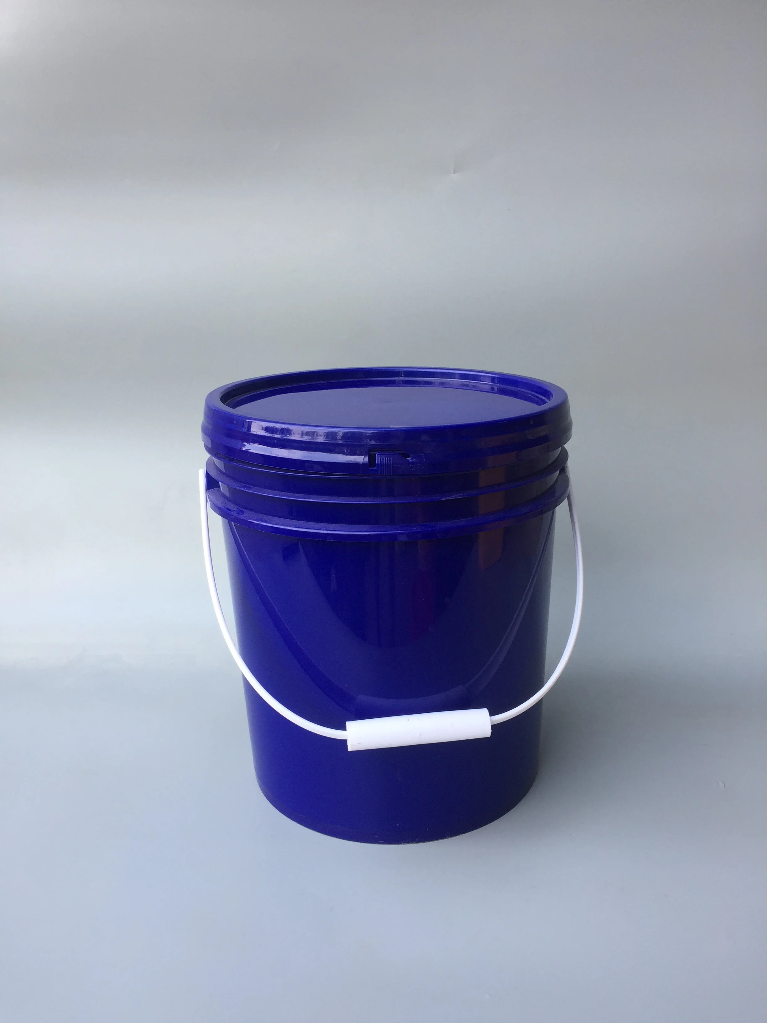 factory price 15L PP food grade round Lubricating oil drum plastic bucket with lid