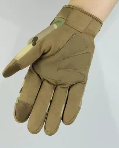 The factory has a daily output of over 6,000 cheap cold-resistant green tactical equipment.