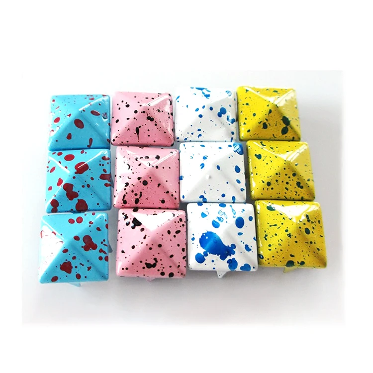 Оптовая продажа, 10 мм Цветные квадратные кожаные заклепки для одежды, металлические декоративные заклепки с зубцами