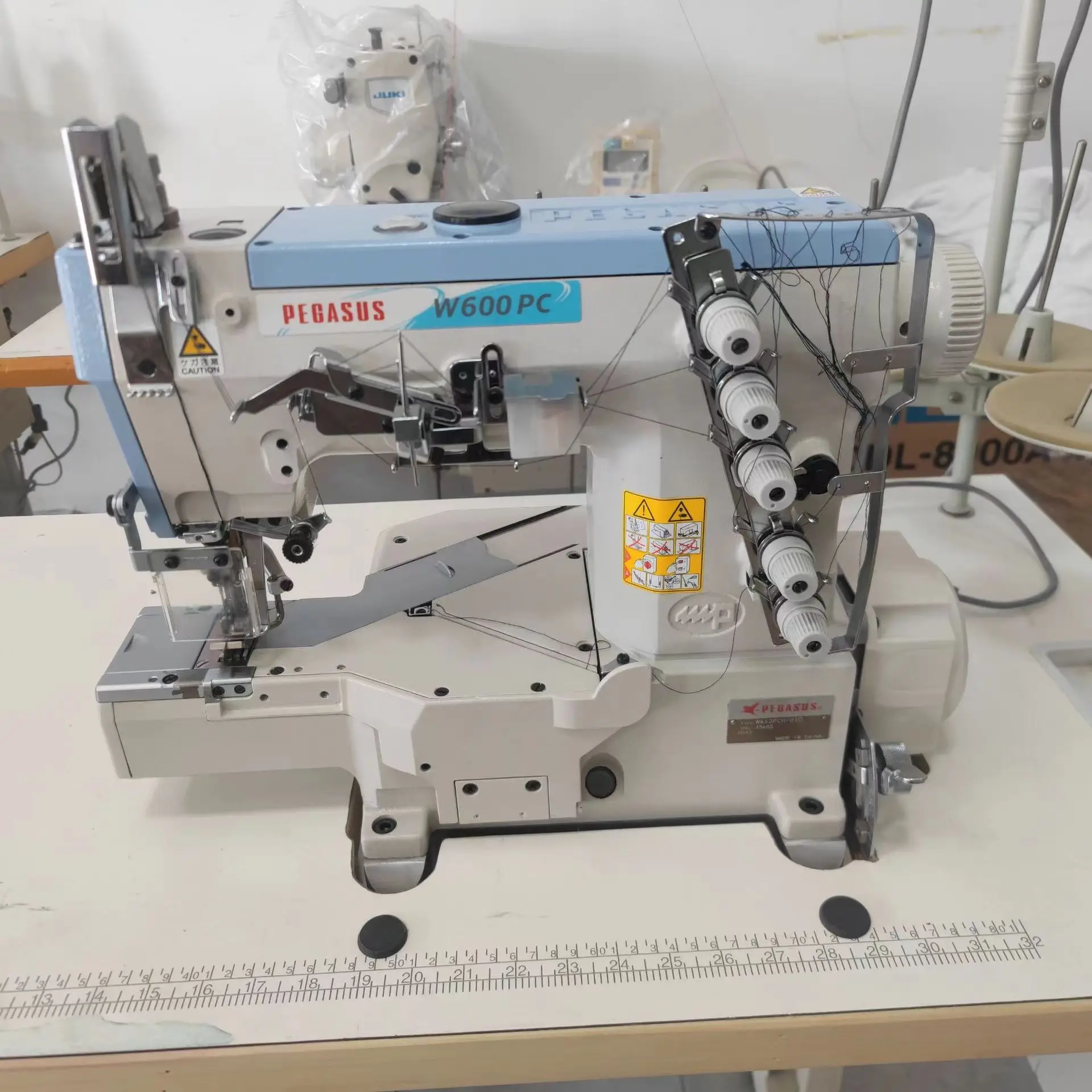 Japan Brand Original Pegasus W662 Barrel Bed Interlock Sewing Machine SecondHand Turning Machine for Sewing Sweatshirts Jeans