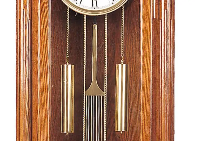 Деревянные часы с дедушкиным полом выбирают виниры из лиственных пород дерева, что обеспечивает долговечность и долговечность. Золотой финиш дуба