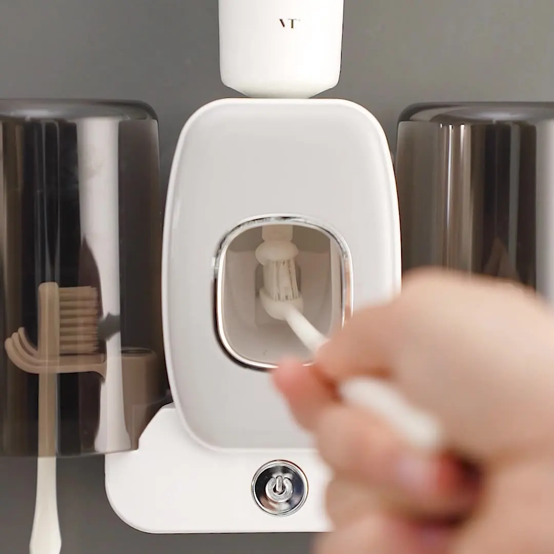 Intelligent toothbrush disinfector sterilization toothbrush holder