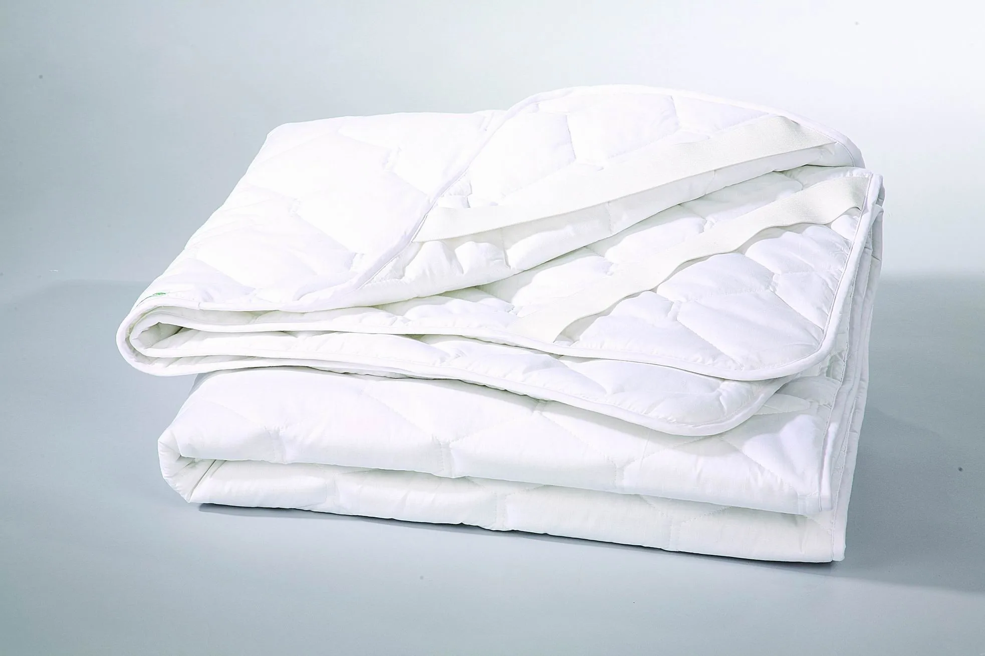 Odor-neutralizing queen-size with zipper, 100% Polyester to eliminate odors mattress protector