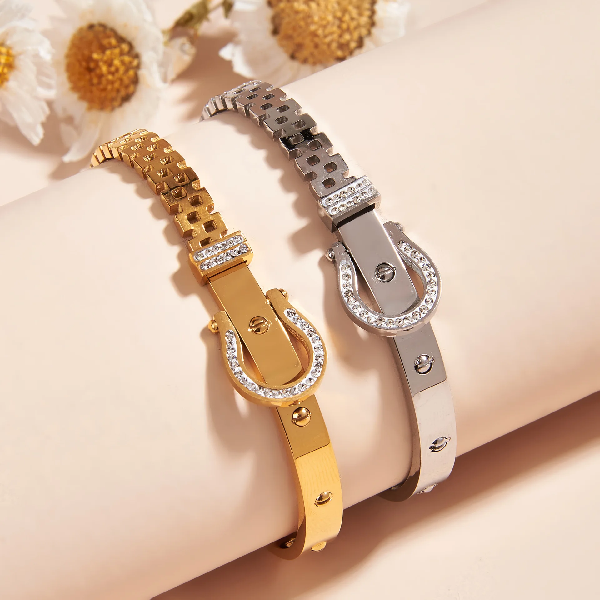 Wholesale Stainless Steel Hollow Belt Horseshoe Buckle Rivet Diamond Women Bangle Bracelet