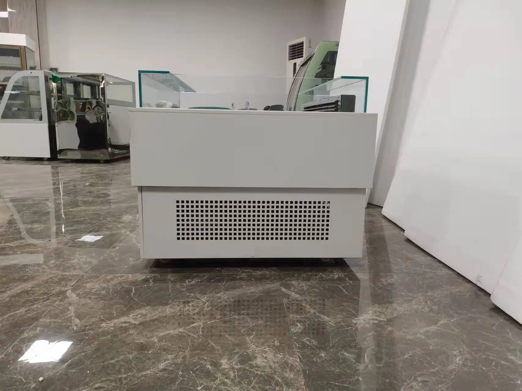 Professional Refrigerated Commercial Double-sided Open Sandwich Display Freezer