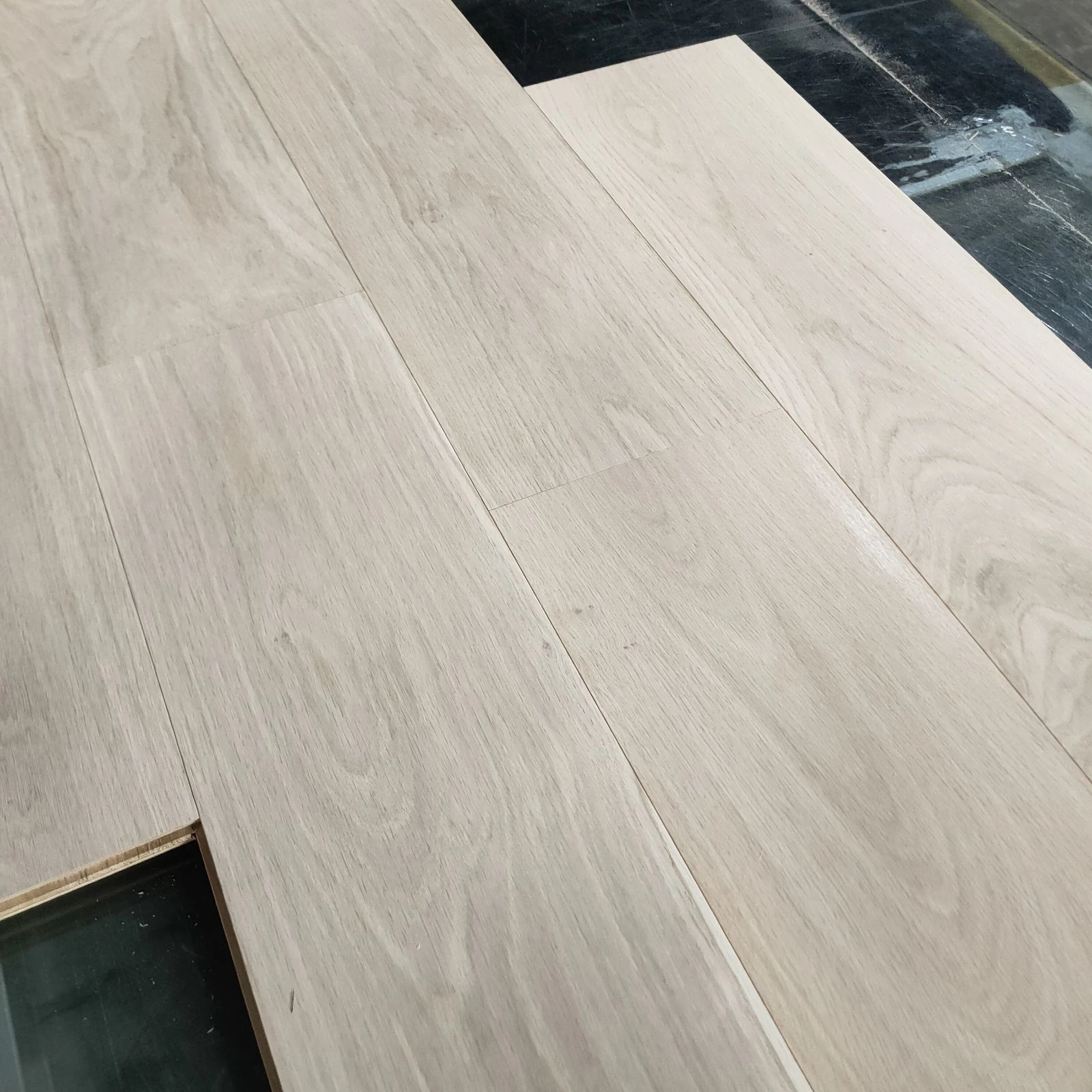 Thick European oak layer and prime grade 260 mm wide plank engineered wood flooring parquet bois large