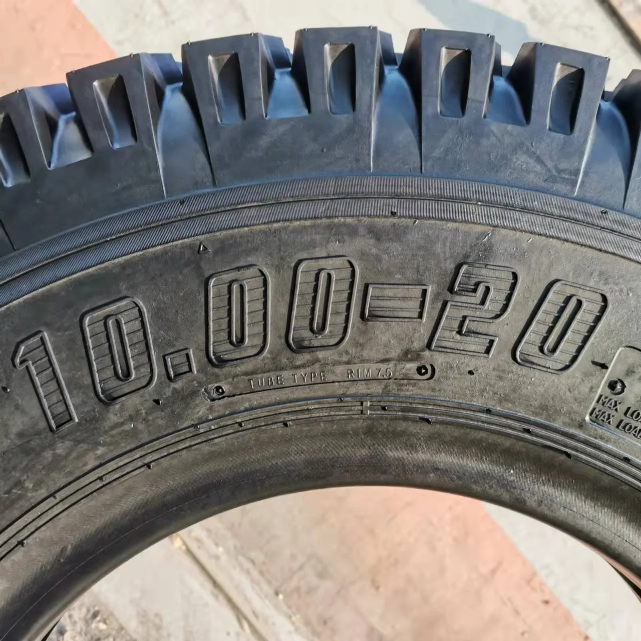 10.00-20New claw pattern mine tire