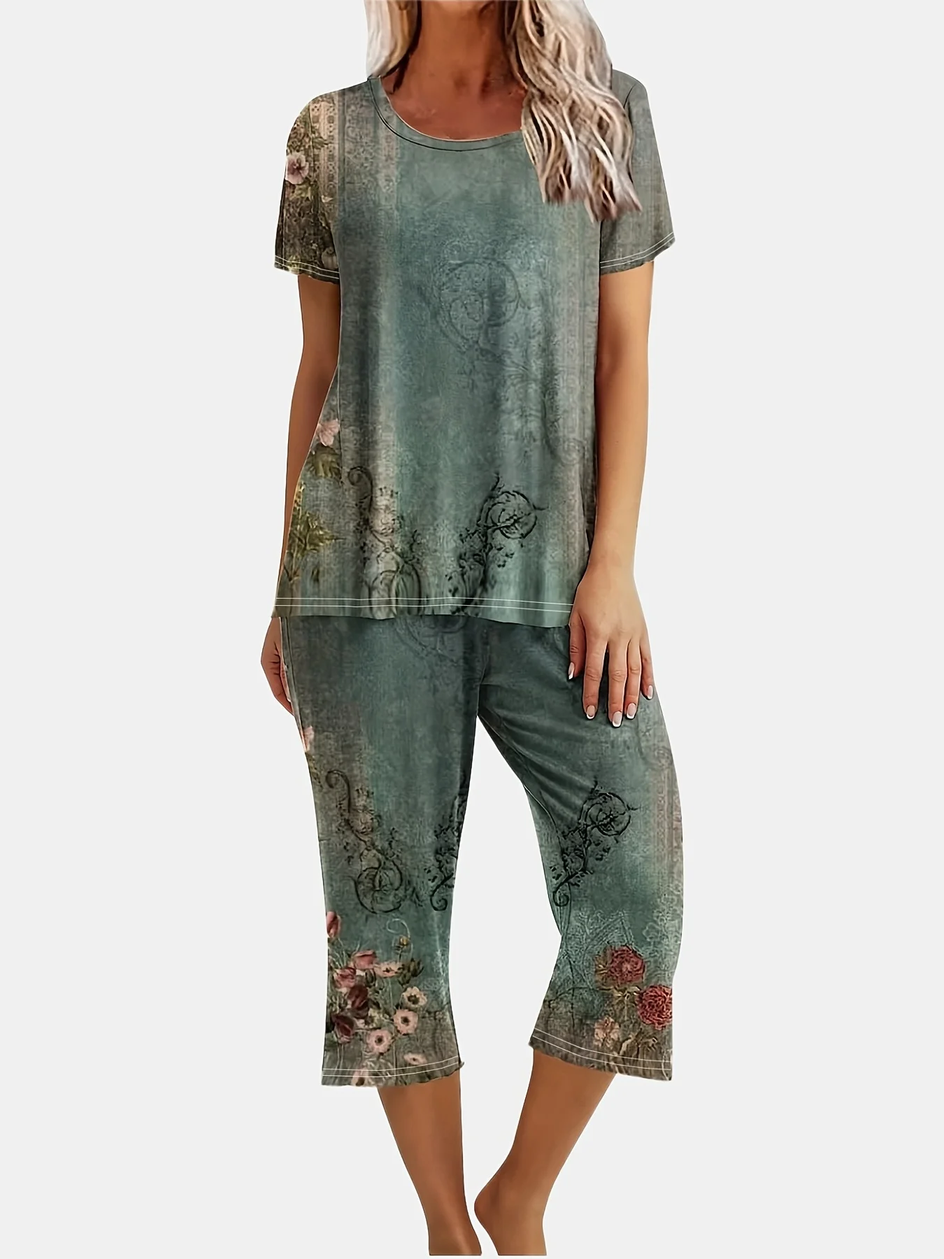 Spring/Summer Floral Knit Two-Piece: Casual, Comfortable T-shirt & Capris Set for Women with Durable, Easy-Care Fabric