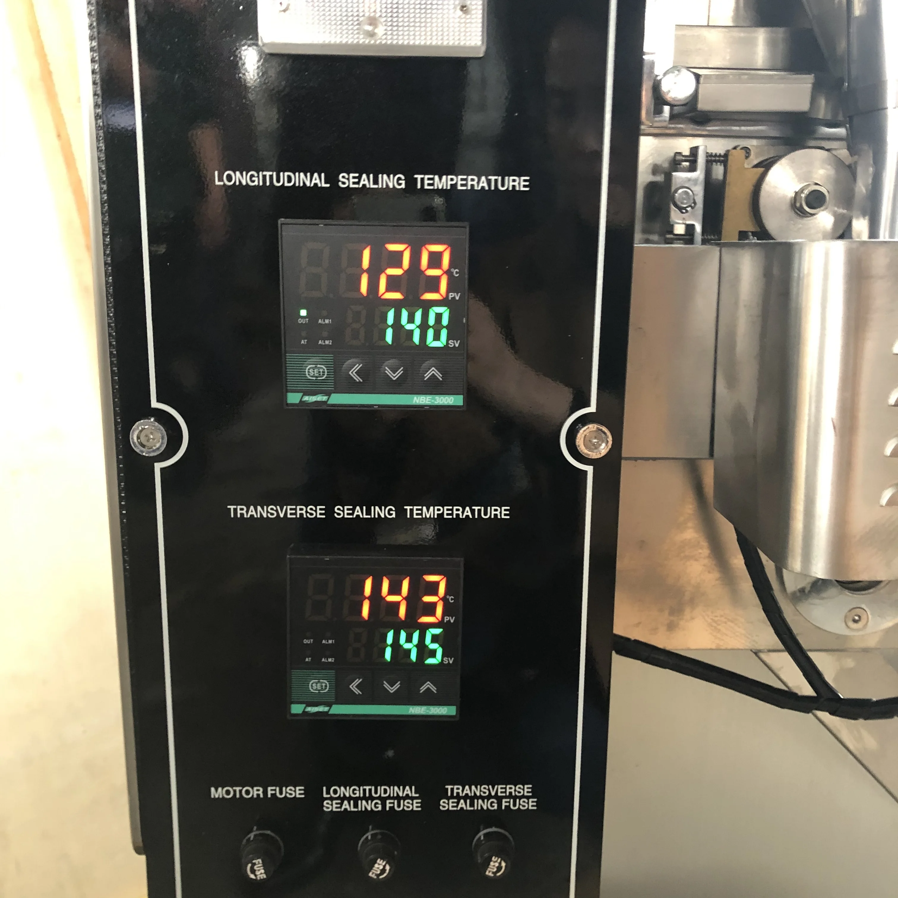 DXDK-40 II hot sale granule packing machine nuts automatic small vertical packing machine