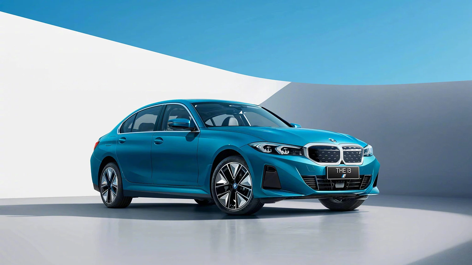 В наличии средний седан класса люкс B M W i3 электрический автомобиль eDrive 40L Sport 2024