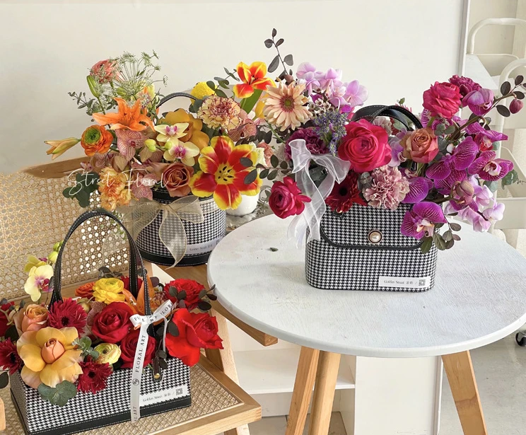 Black swallow grid gift packaging box round square shape cylinder for preserved rose flower bouquet gift packaging with handle