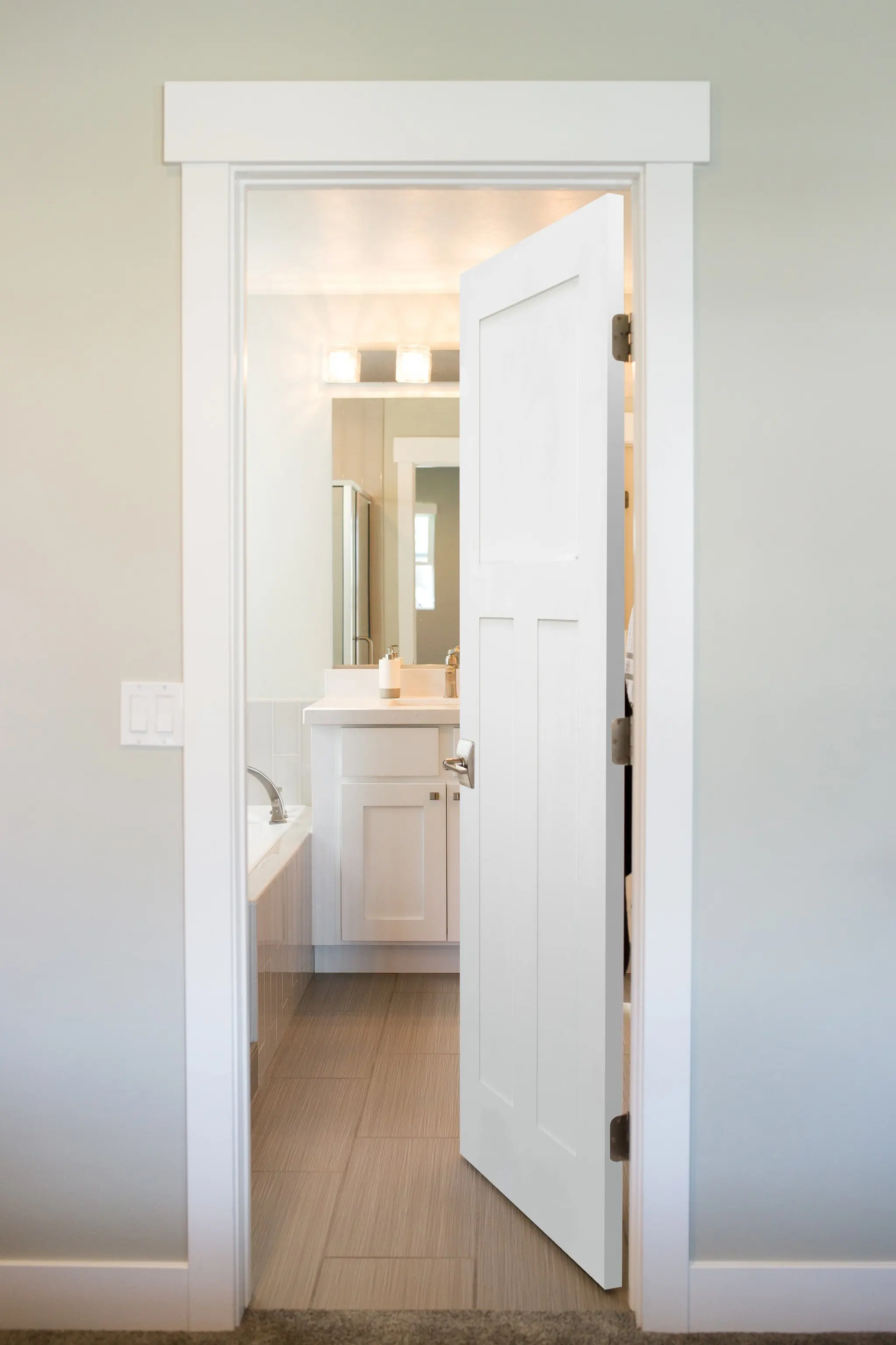 Low Price Wooden Internal Door 3 Panel White Primer Hdf Moulded Doors With Door Frame