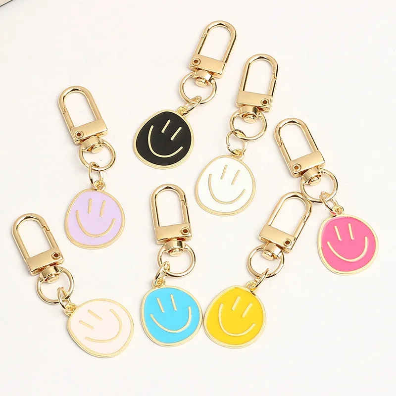 Hot selling cute smiling face pendant zinc alloy keychain candy color versatile smiling face keychain