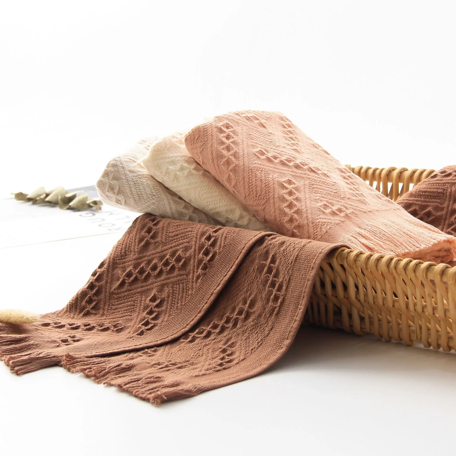 MRTONG Soft 100% Cotton Rhombus Pattern Jacquard Plain Woven Cheap Face Hand Towel with Tassels