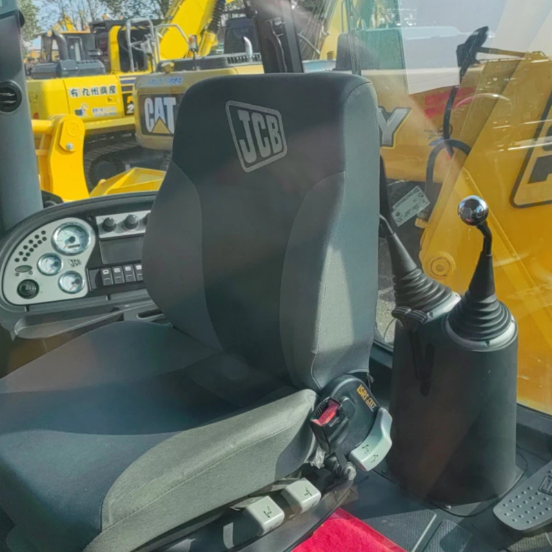 Поднимите свою игру с помощью высокопроизводительной загрузчика JCB 3CX.