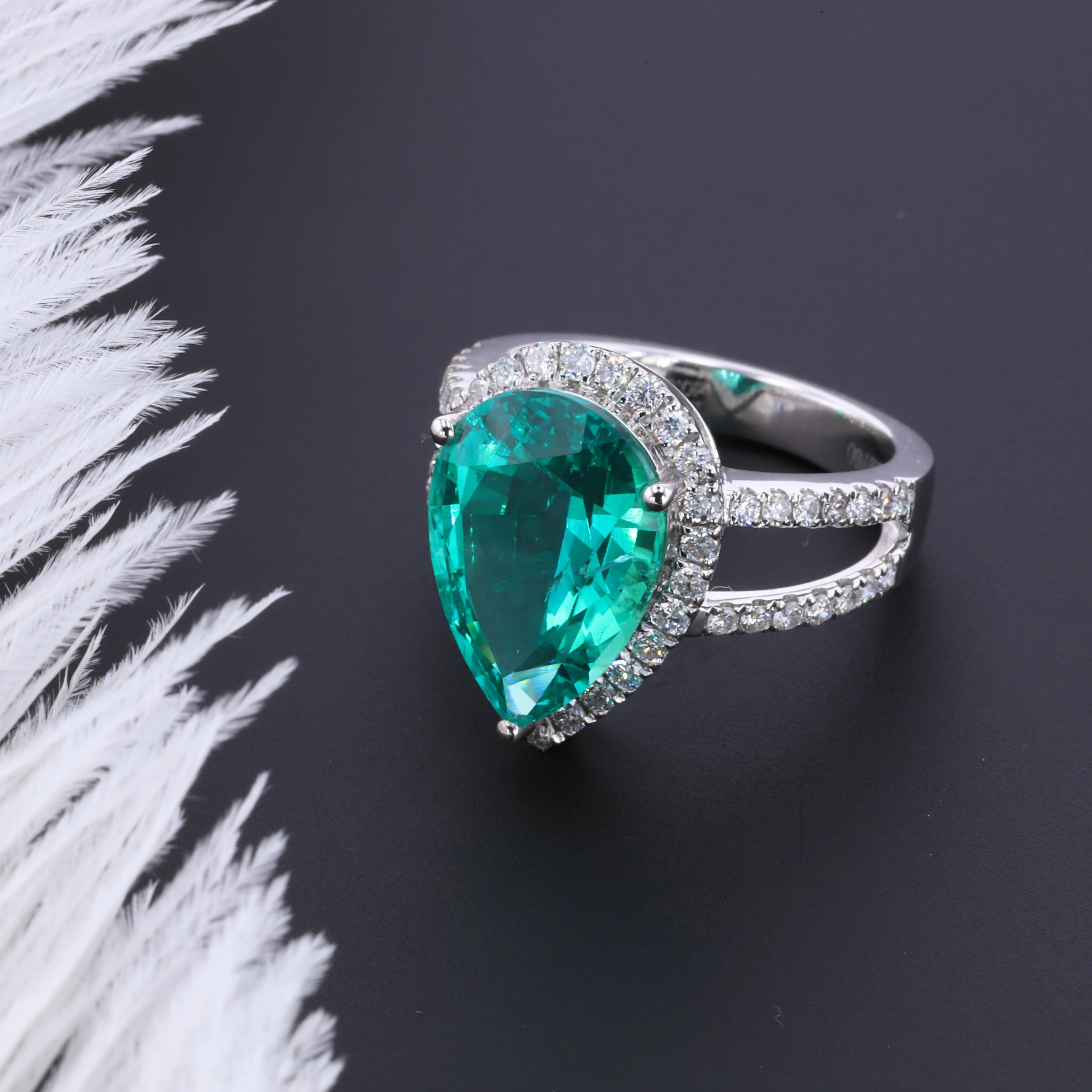 fashion women 18k 14k white gold ring with 10*14 pear shape emerald gemstone  with side lab diamond