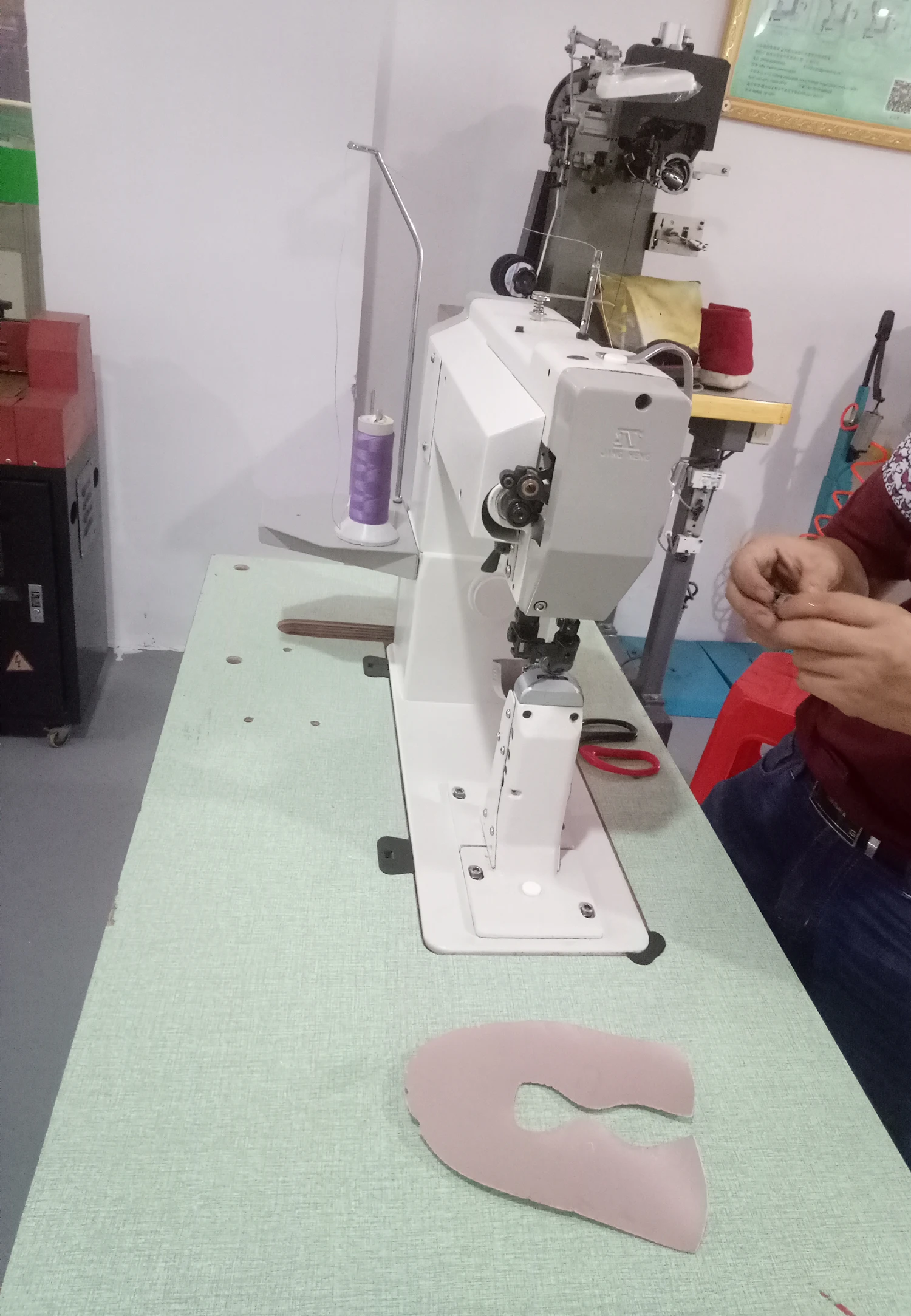 High Speed Direct Drive Single Needle Post Bed Shoe Bag Hat Making Industrial Sewing Machine