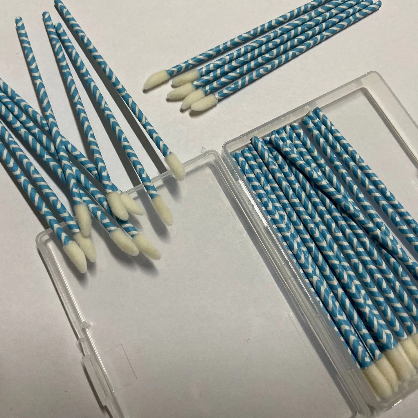 
New Hot Color Stripe Stick Dispable Makeup Lip Sponge Gloss Wand Brush Applicators For Eyelash Extention Salon Professional 