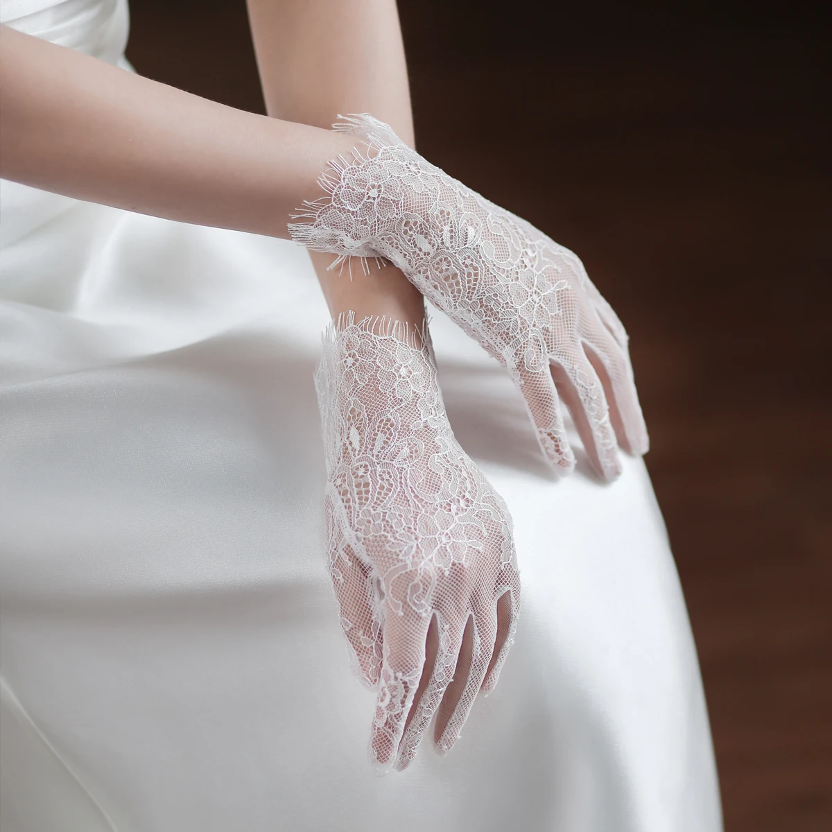 WG062 Exquisite Wedding Bridal Short White Gloves Tulle Lace Finger Wrist Brides Bridesmaid Gloves Women Marriage Accessories